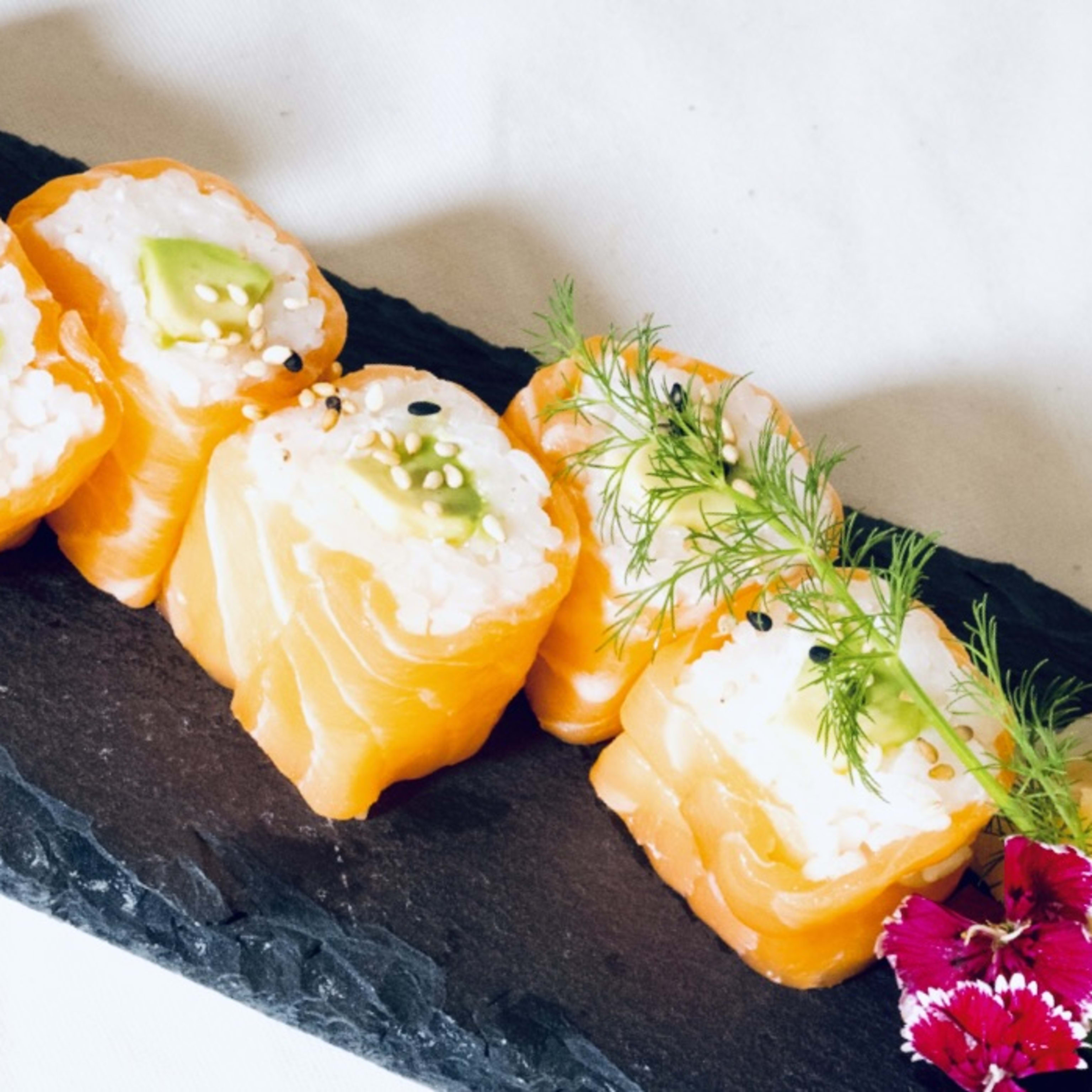 931-PINKY SALMON ROLL (6 PCS)  D