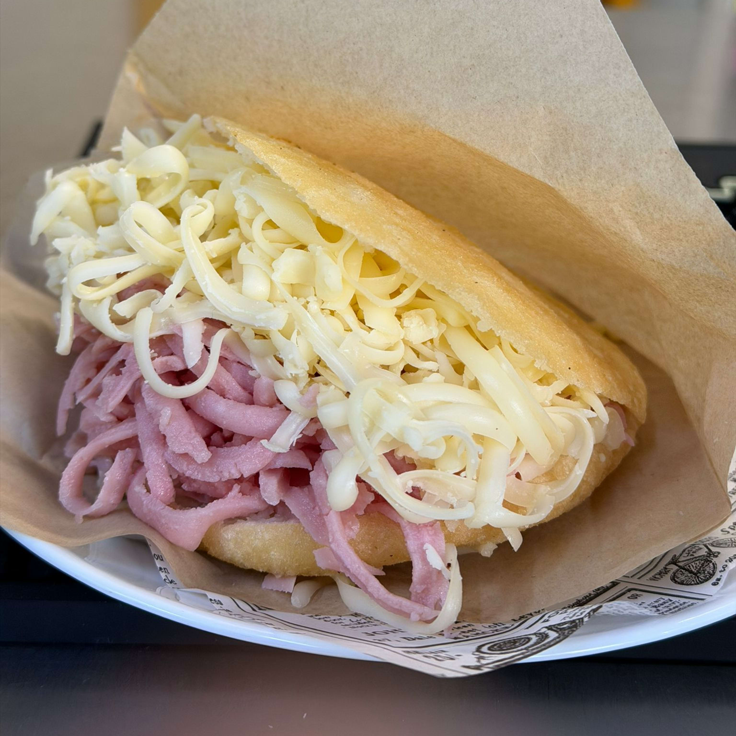 Arepa de Jamón y Queso