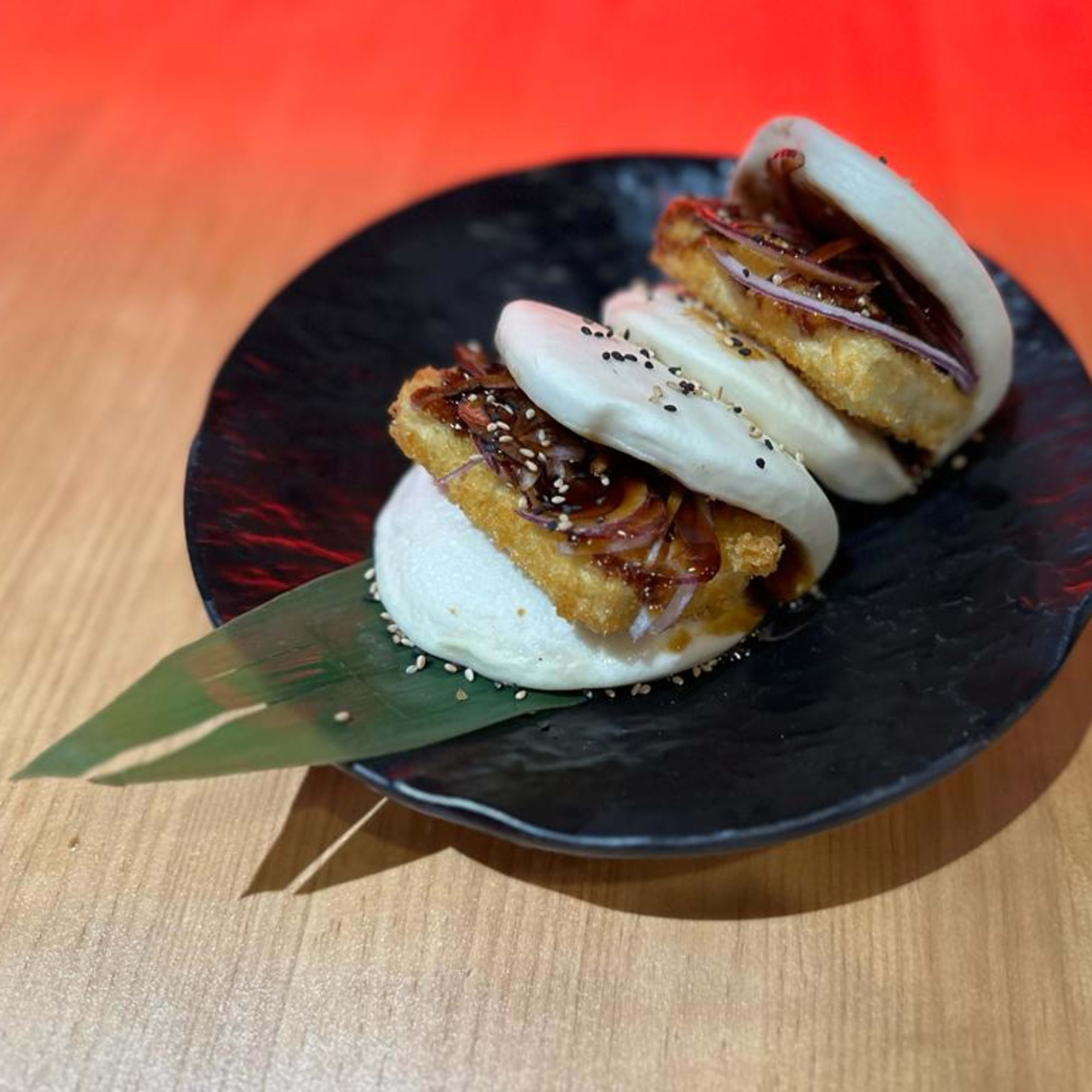  Baos Crispy Tofu Teriyaki y cebolla morada