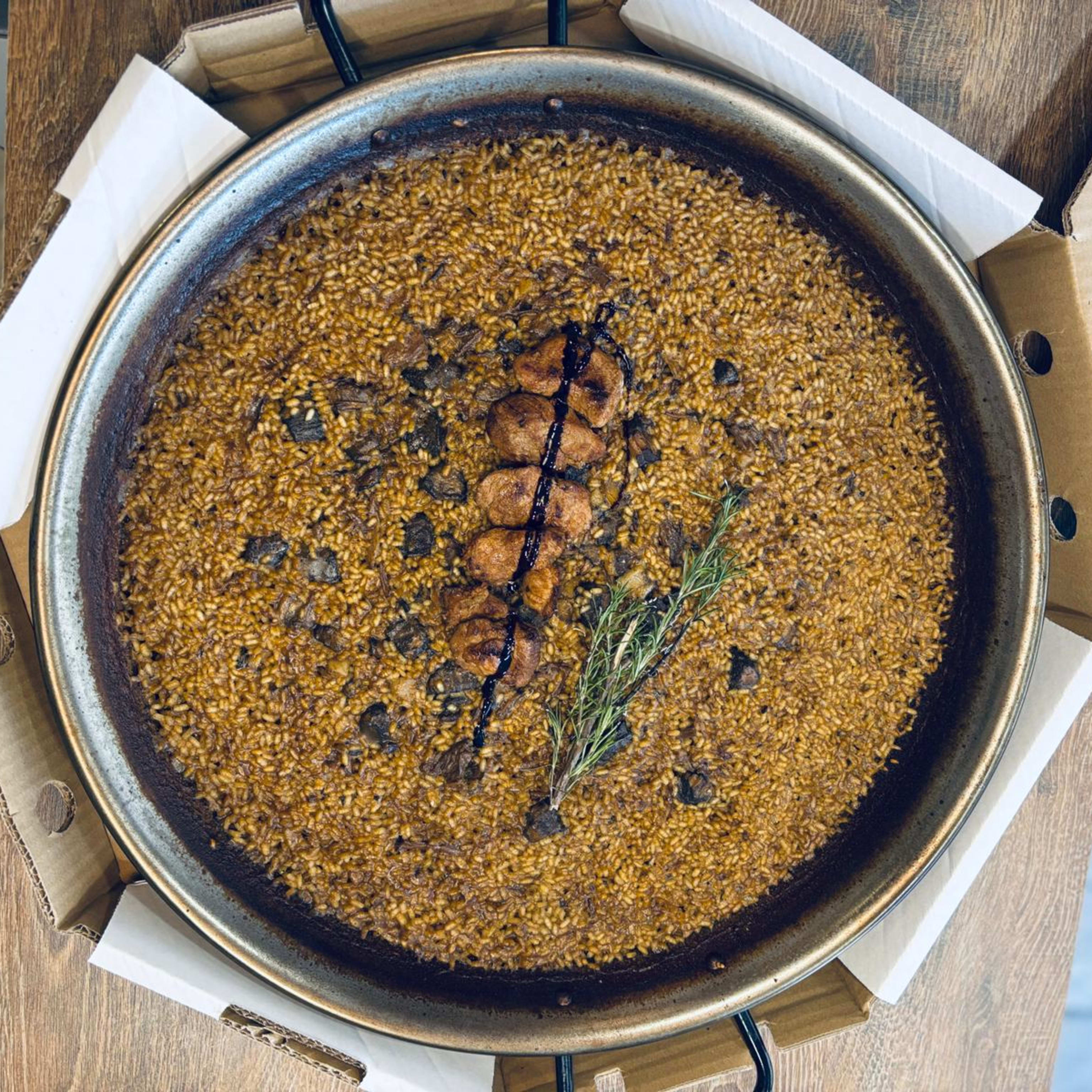 Fideua de Secreto Ibérico y Rabo de Toro