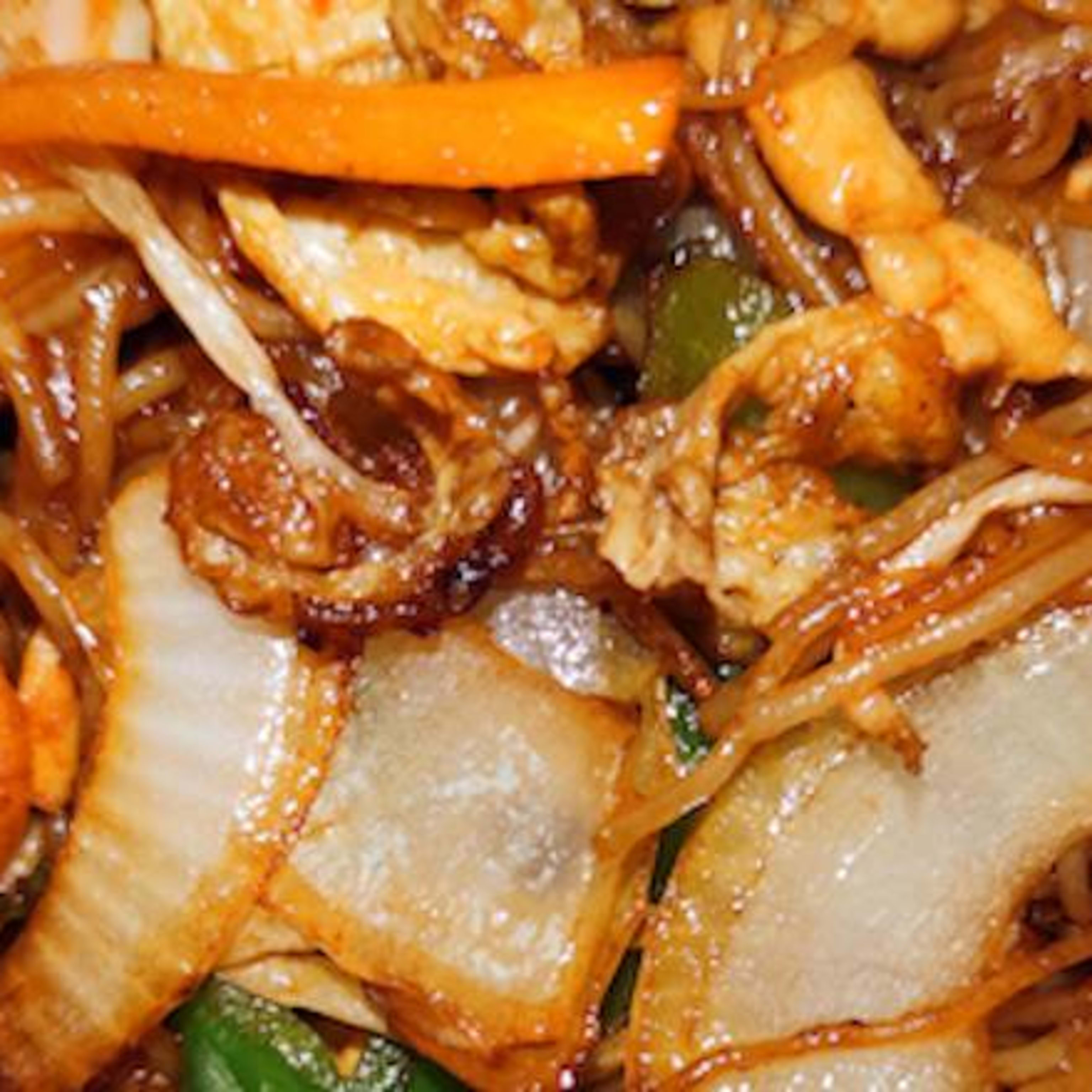 25A. Fideos de Arroz Fritos con Tres Delicias