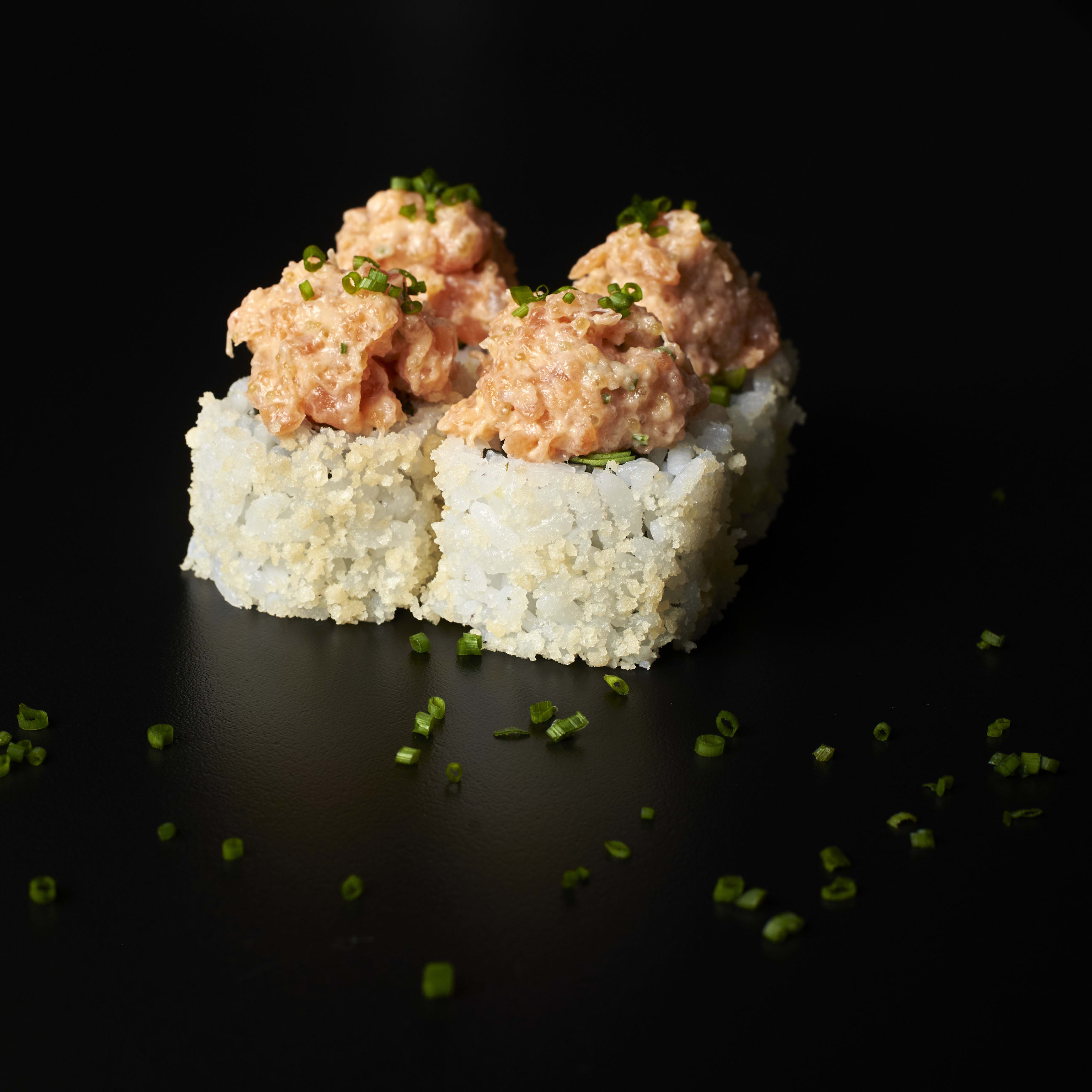 Uramaki de Tartar de Salmón con Crujiente de Tempura - 4 piezas