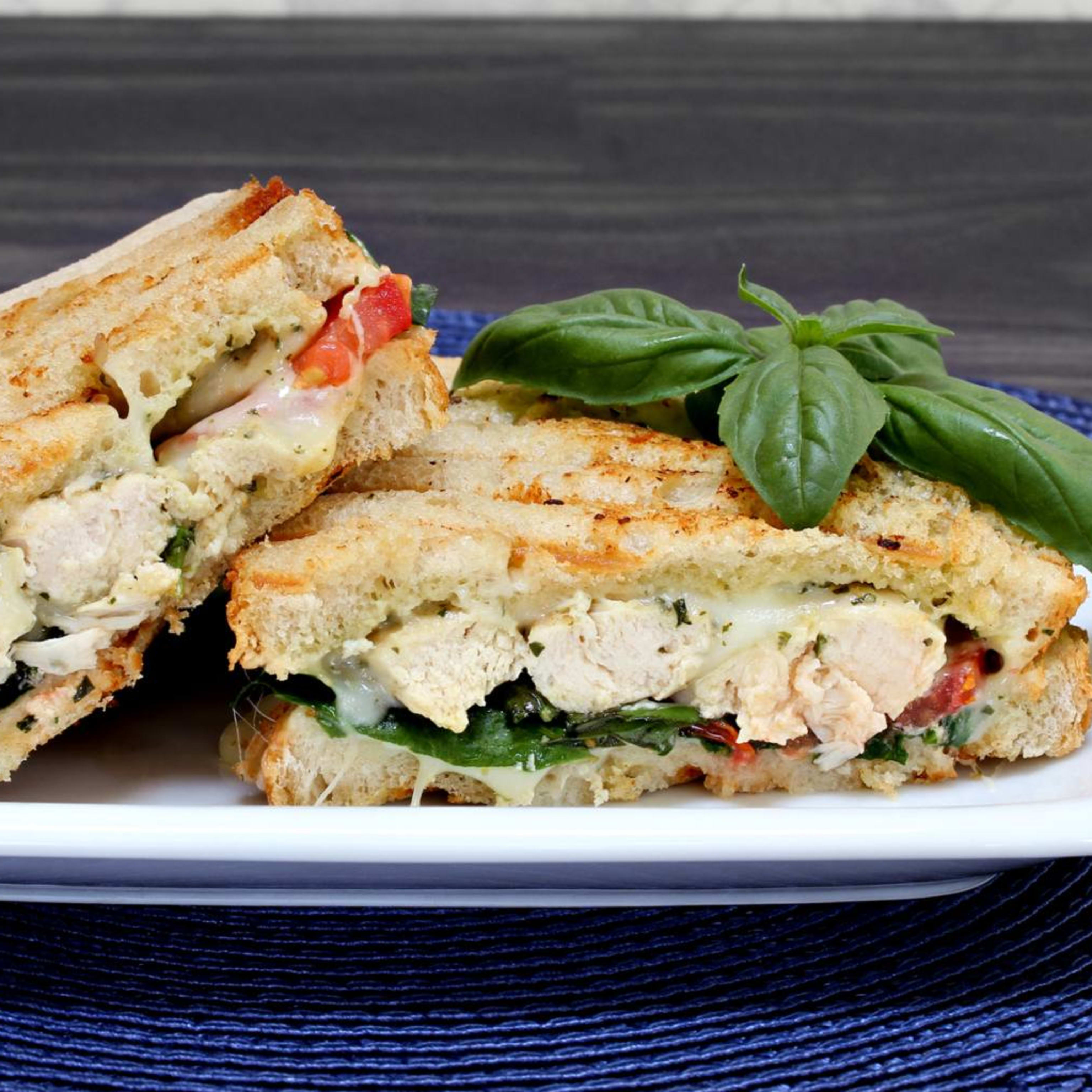 Sándwich gourmet de pollo, pesto y queso provolone fundido