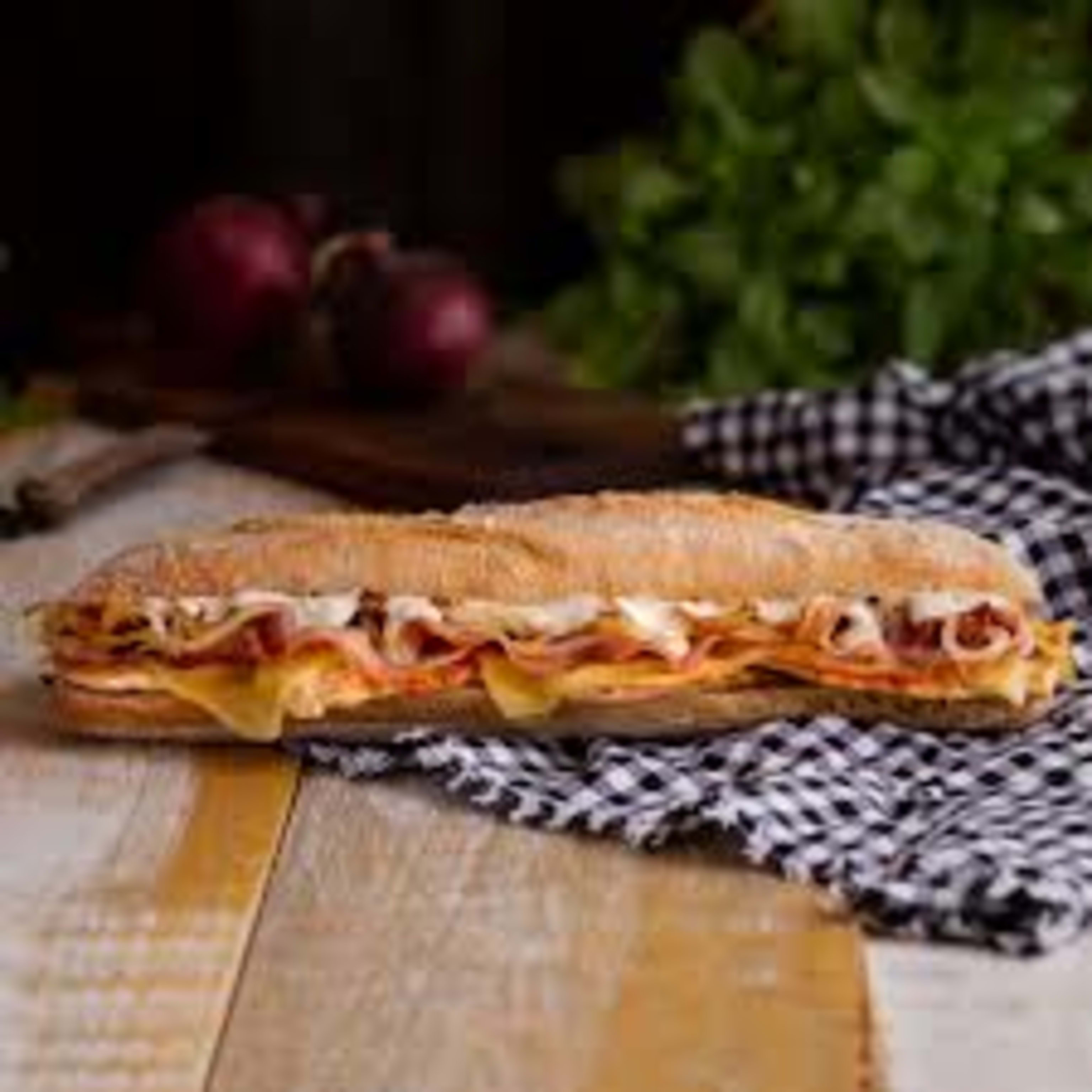 B. Pechuga, beicon, queso cabra, cebolla caramelizada y alioli