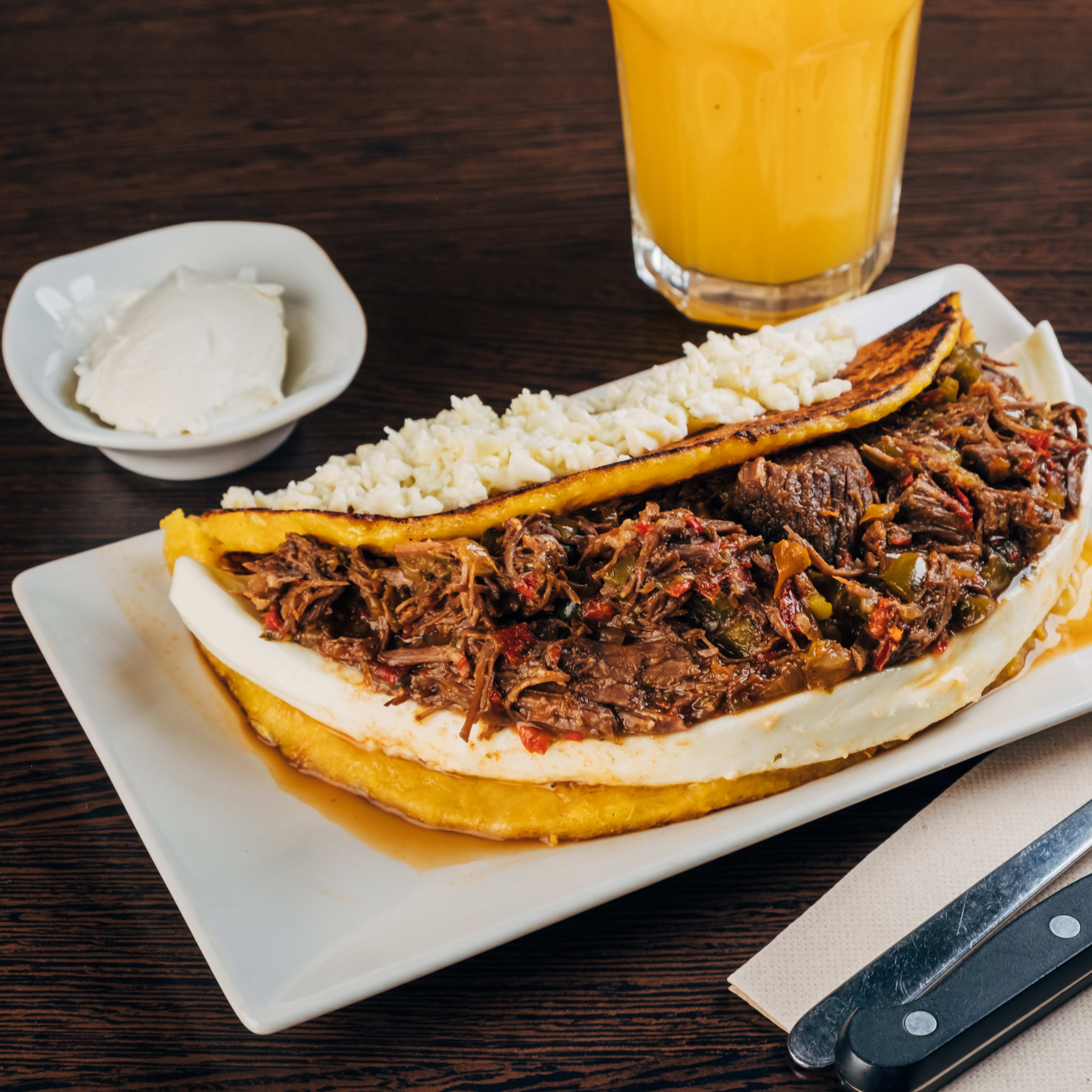 Cachapa De Carne Mechada Con Queso Telita