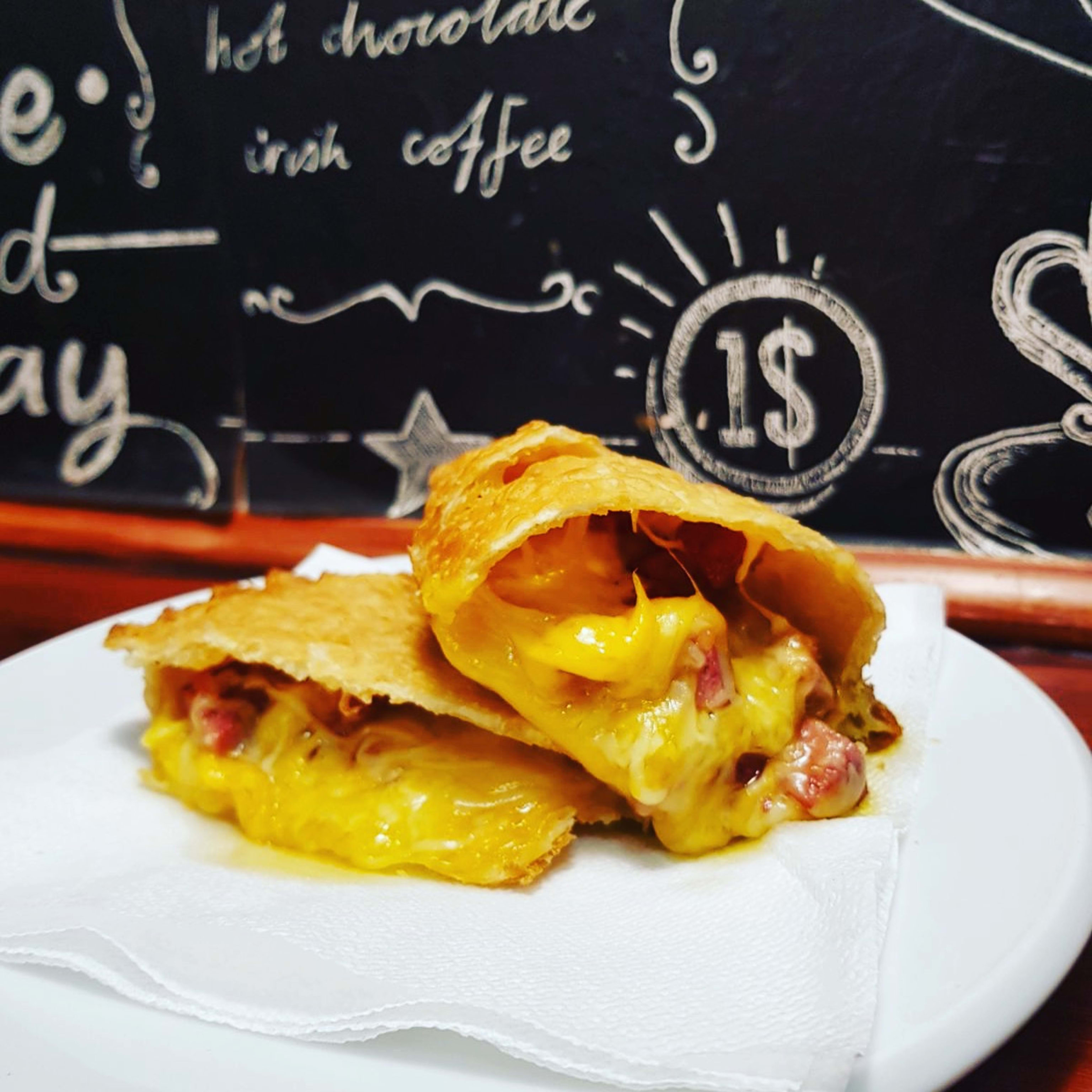 Empanada Salami y Queso