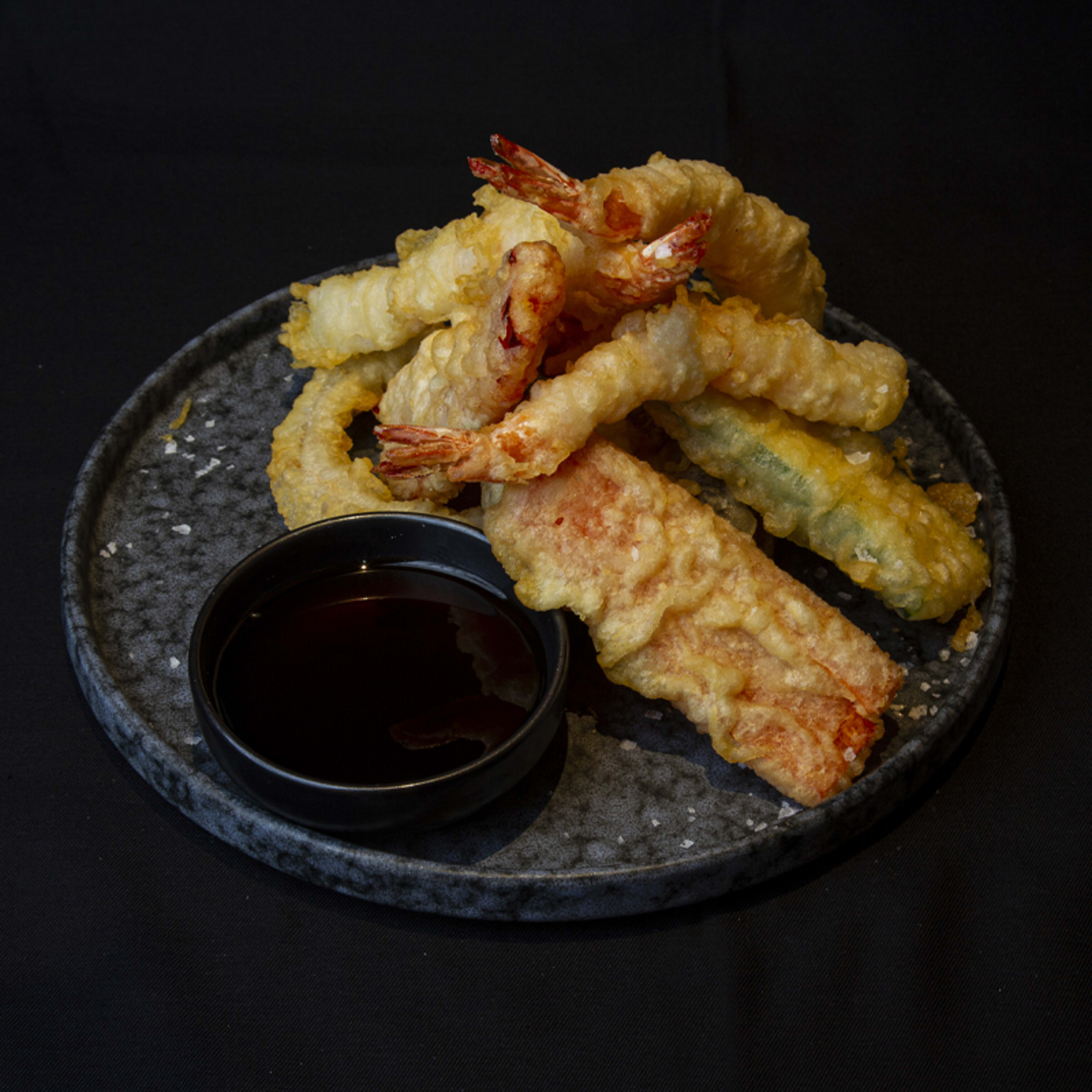 Verdura en tempura acompañado de langostino