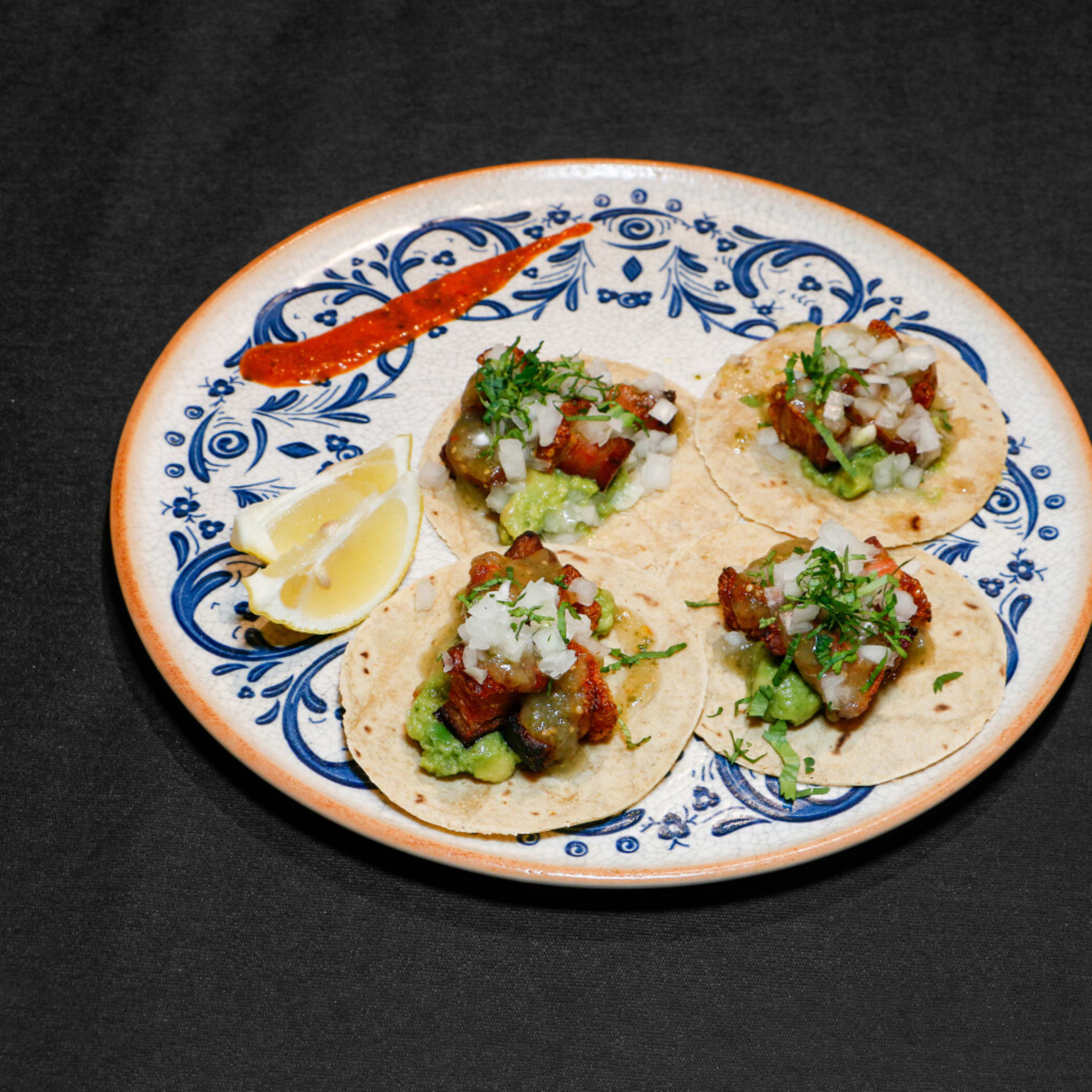 Taco de chicharron con salsa verde