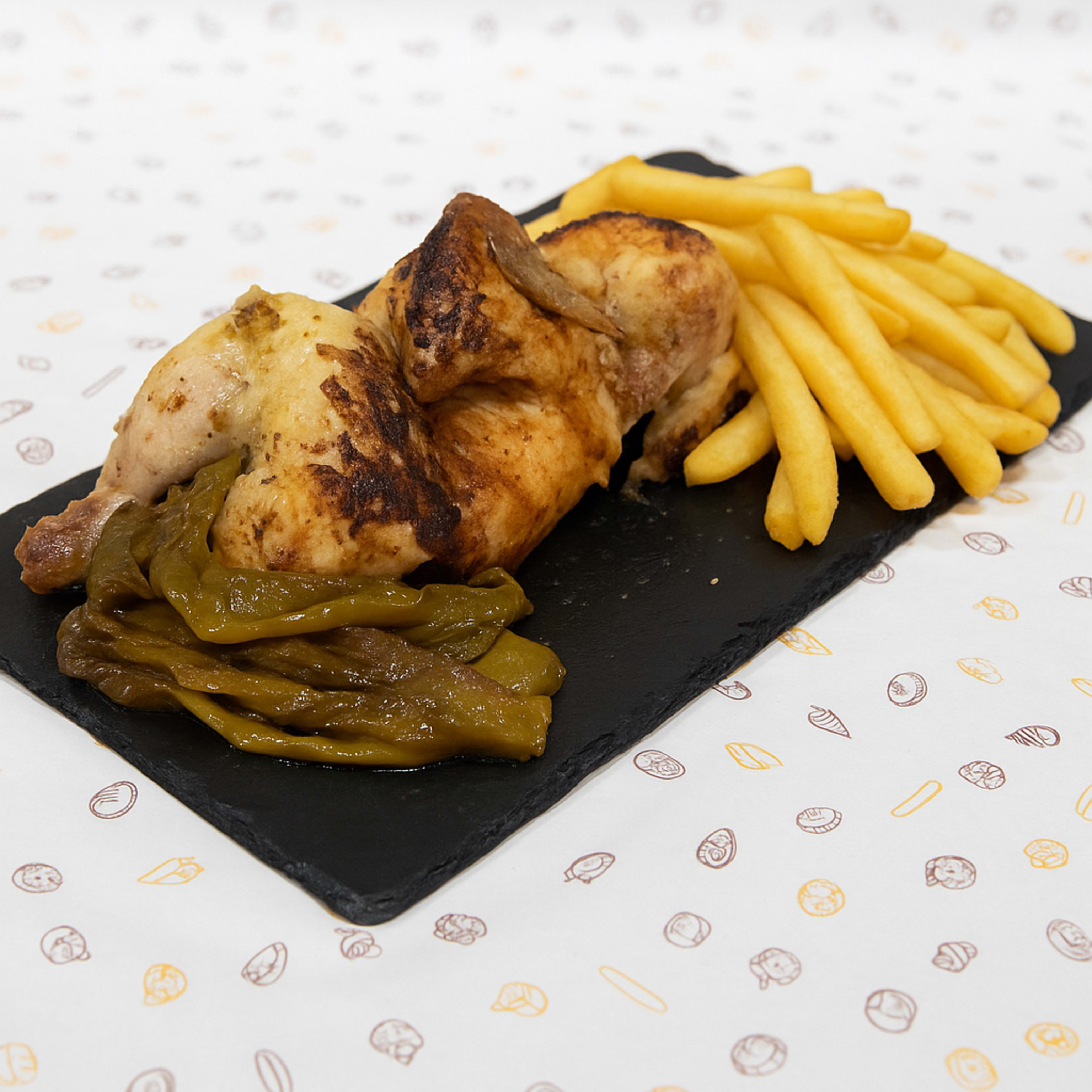 MEDIO Pollo Asado, Patatas Fritas y Pimientos fritos