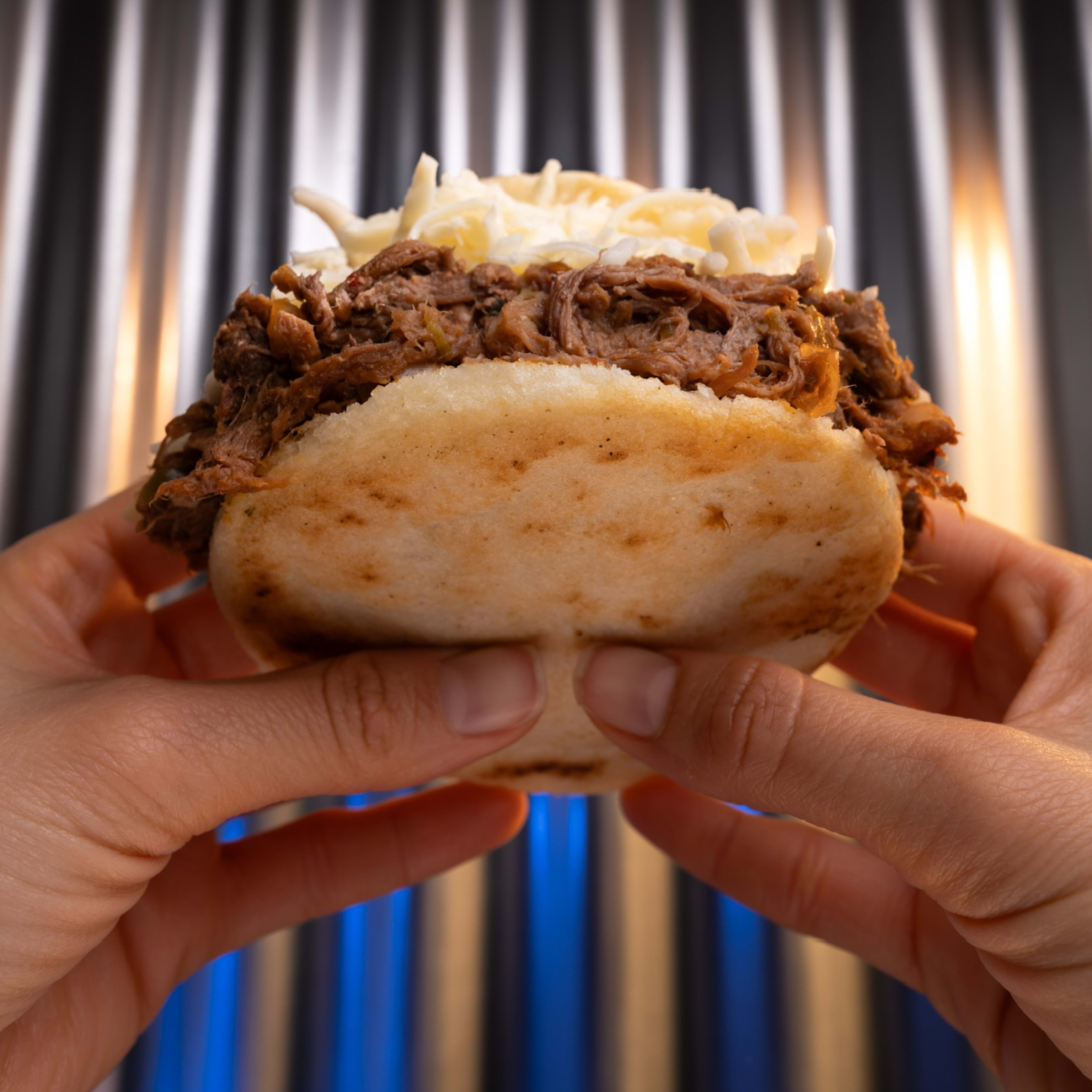 Arepa Carne Mechada y Queso Amarillo