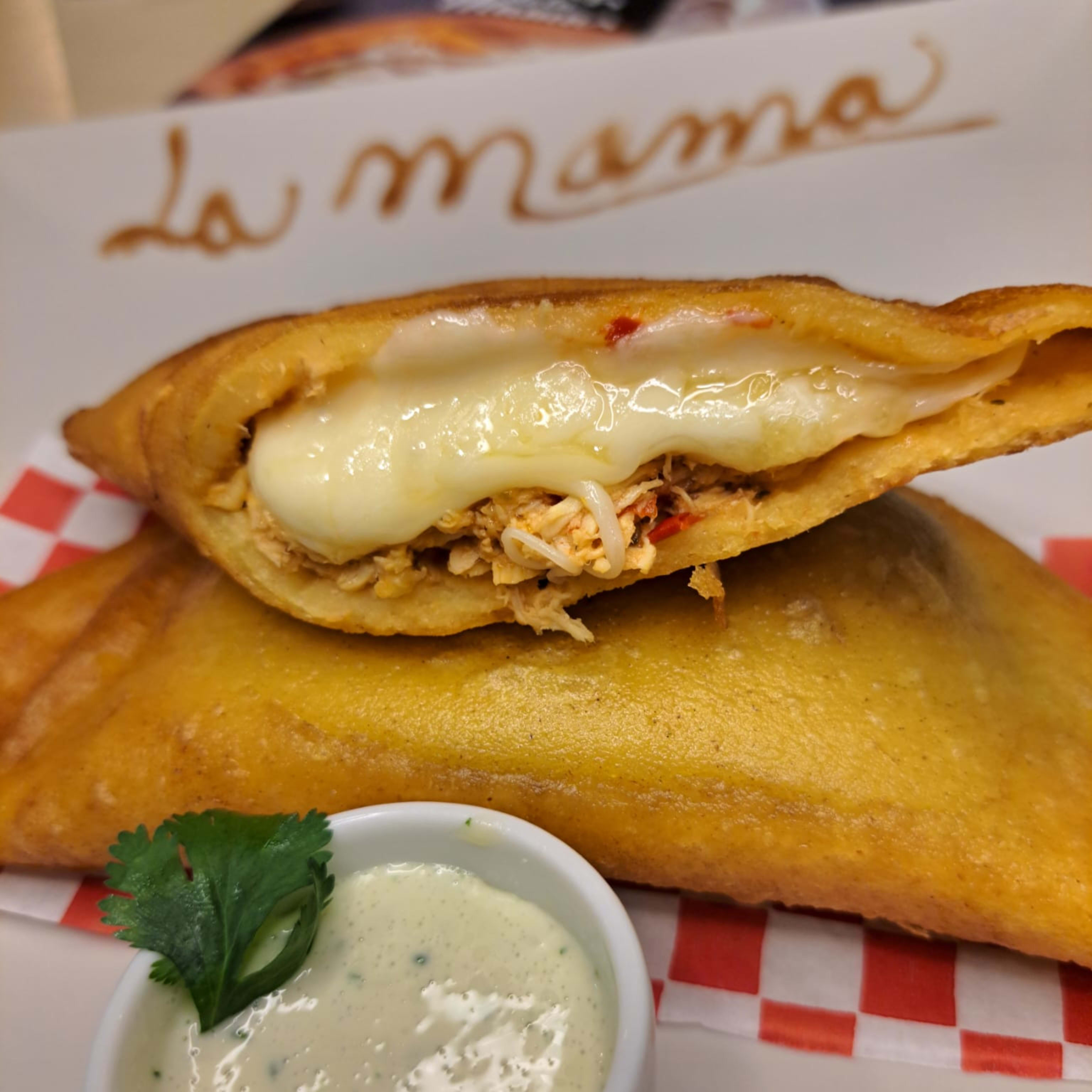 Empanada De Pollo Y Queso Amarillo