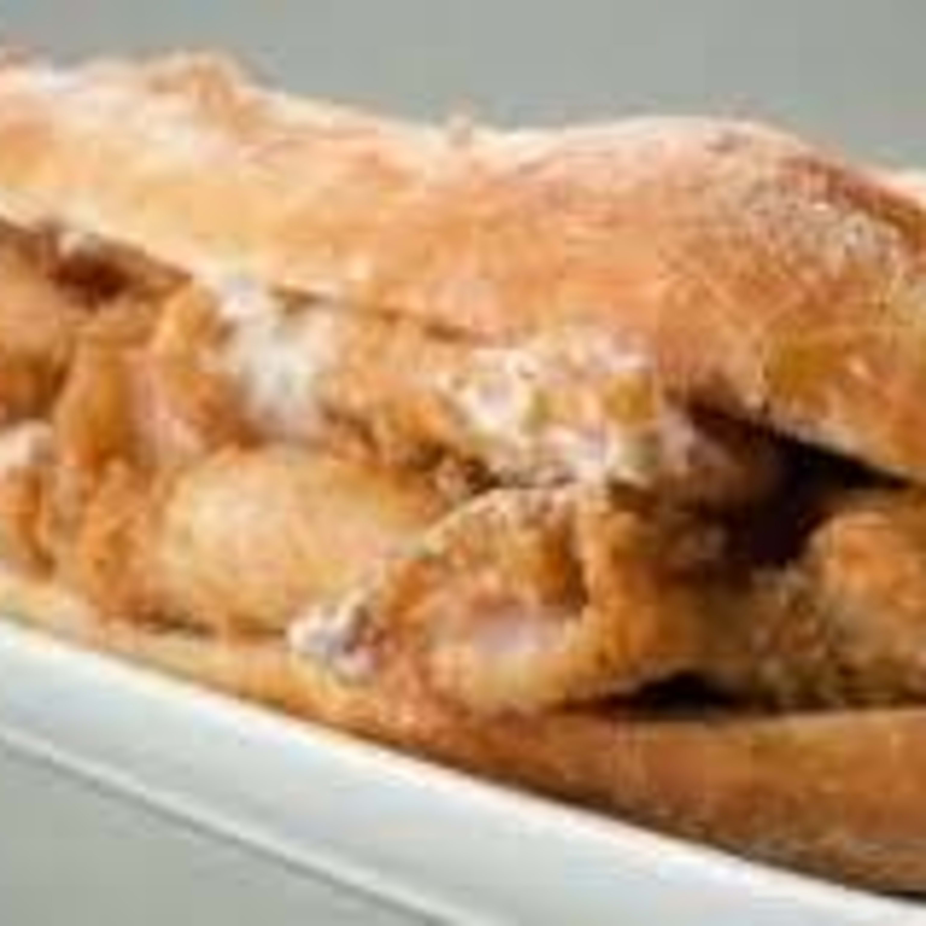 B. calamares con alioli y cebolla caramelizada
