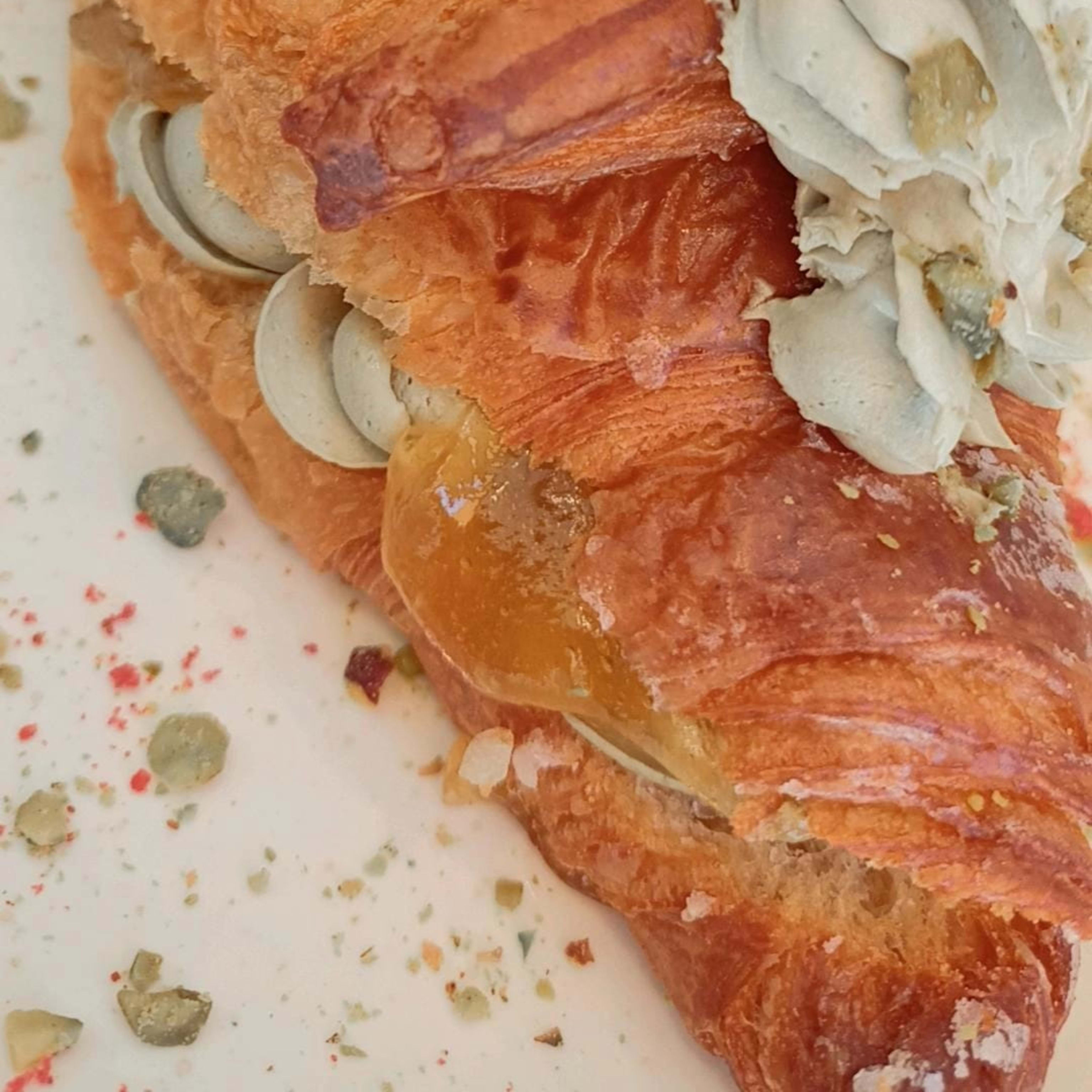 Croissant relleno de Mousse Pistacho y Fruta de la Pasion