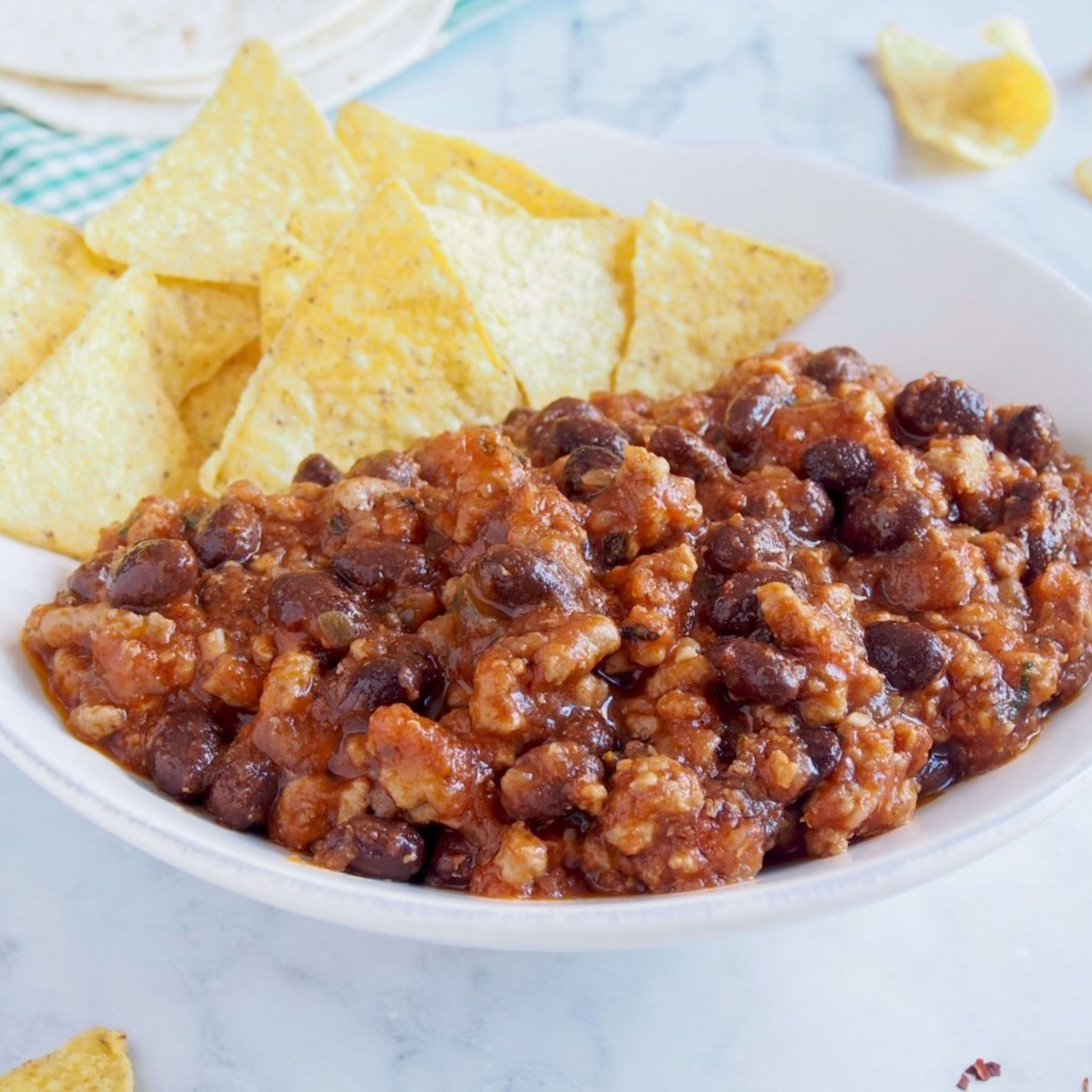 Nachos , quesos gratinados con chili y carne