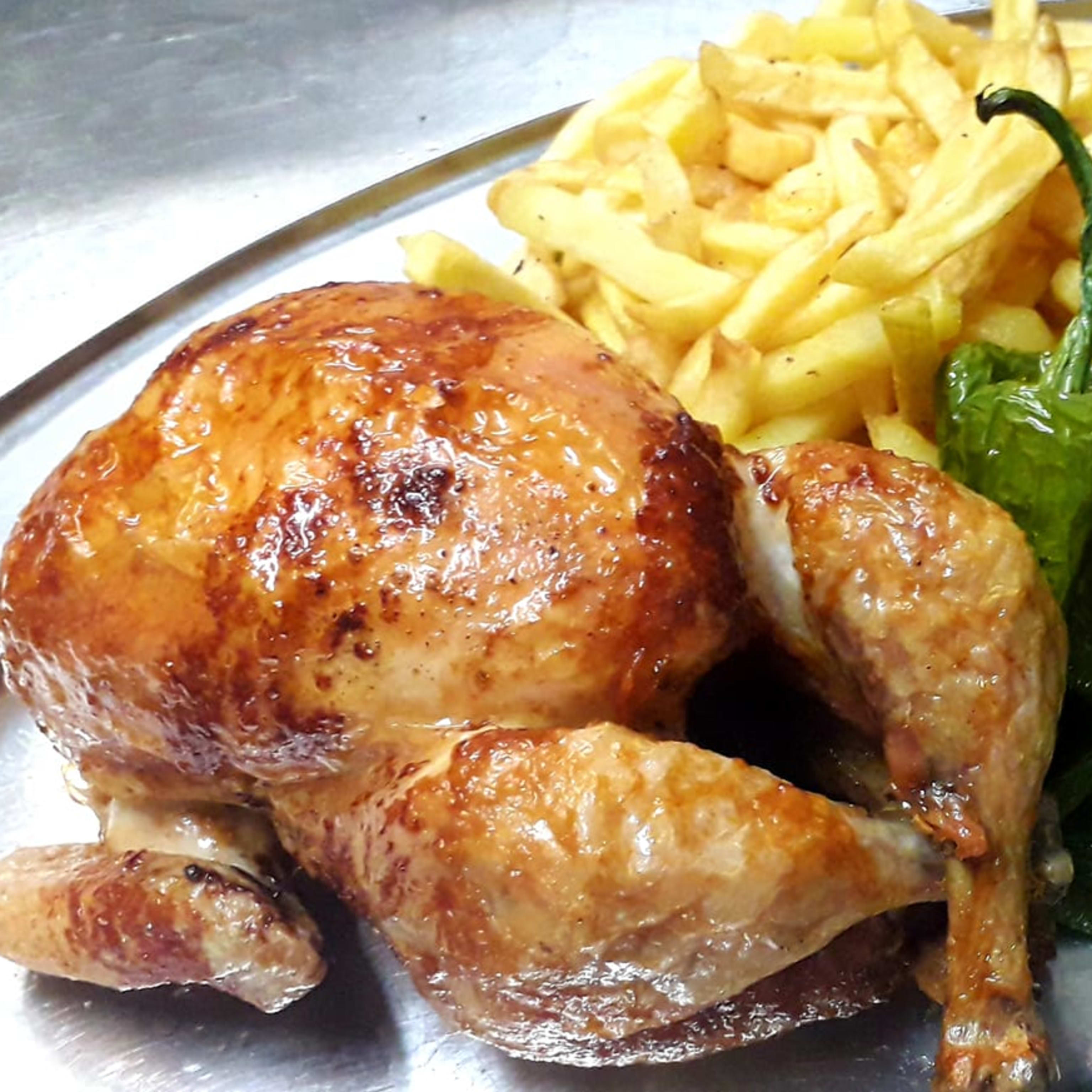 Pollo Asado, Patatas Fritas y Pimientos fritos