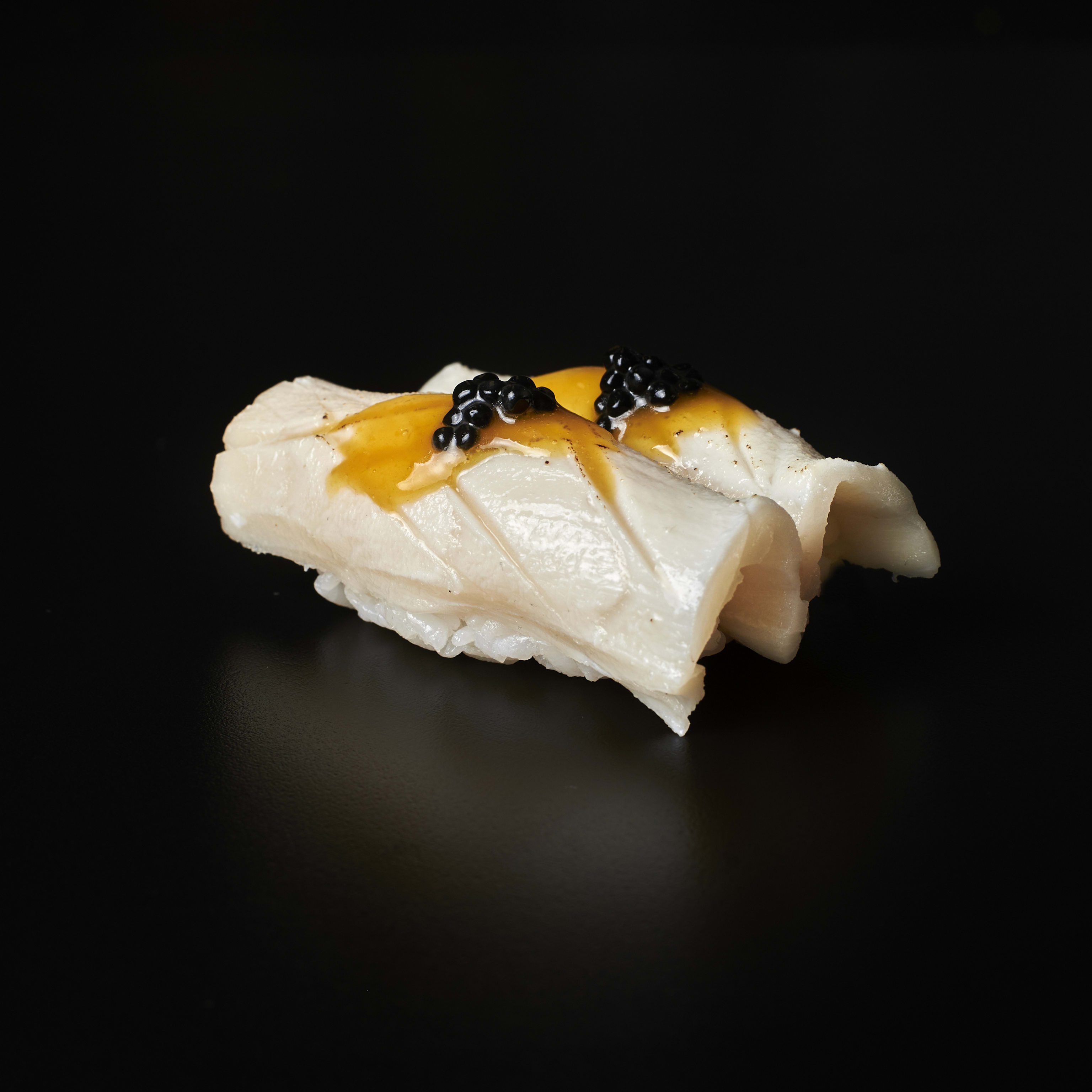 Nigiri de Pez Mantequilla con Cítricos y Huevas de Mujol