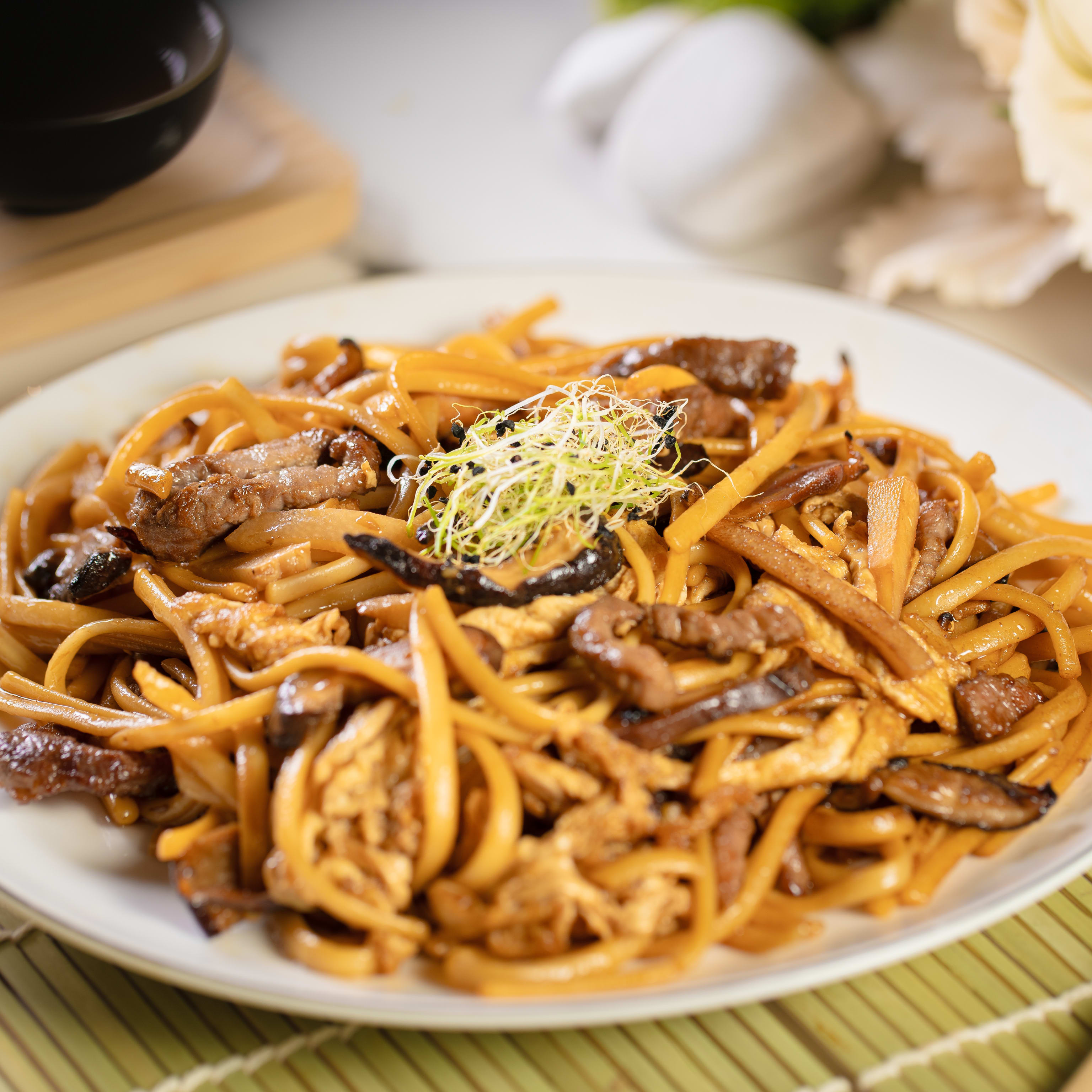 23. Tallarines Fritos con Ternera, Bambú y Setas