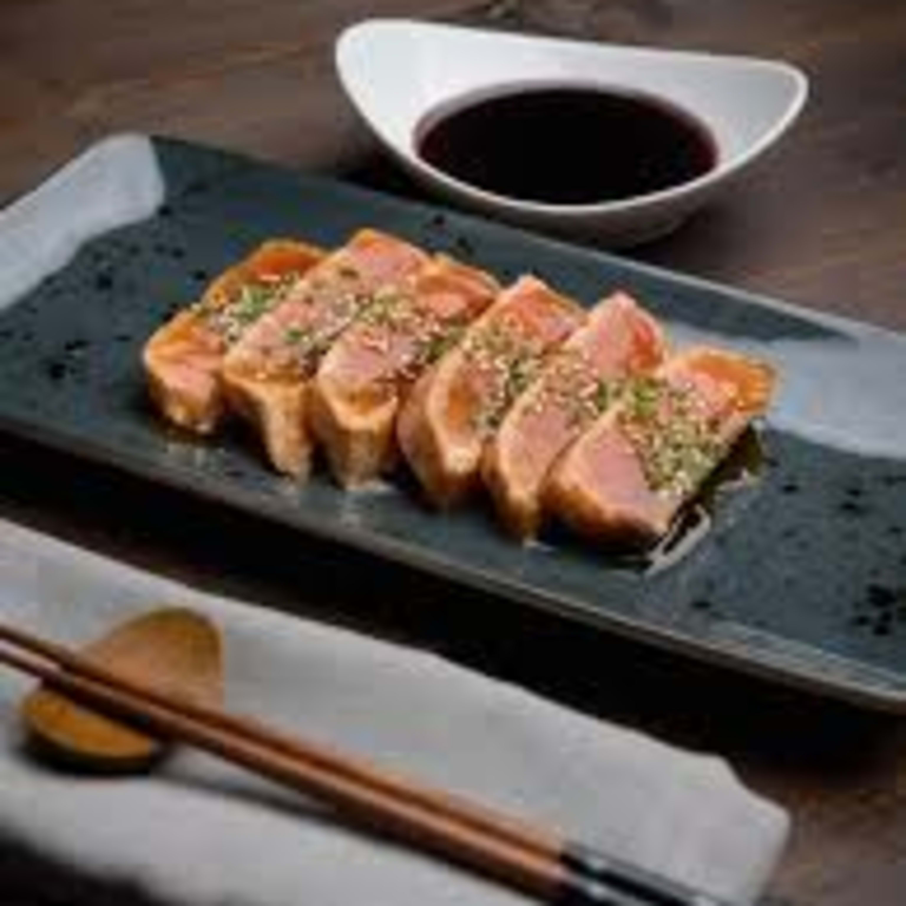 Tataki de salmón con salsa Unagi