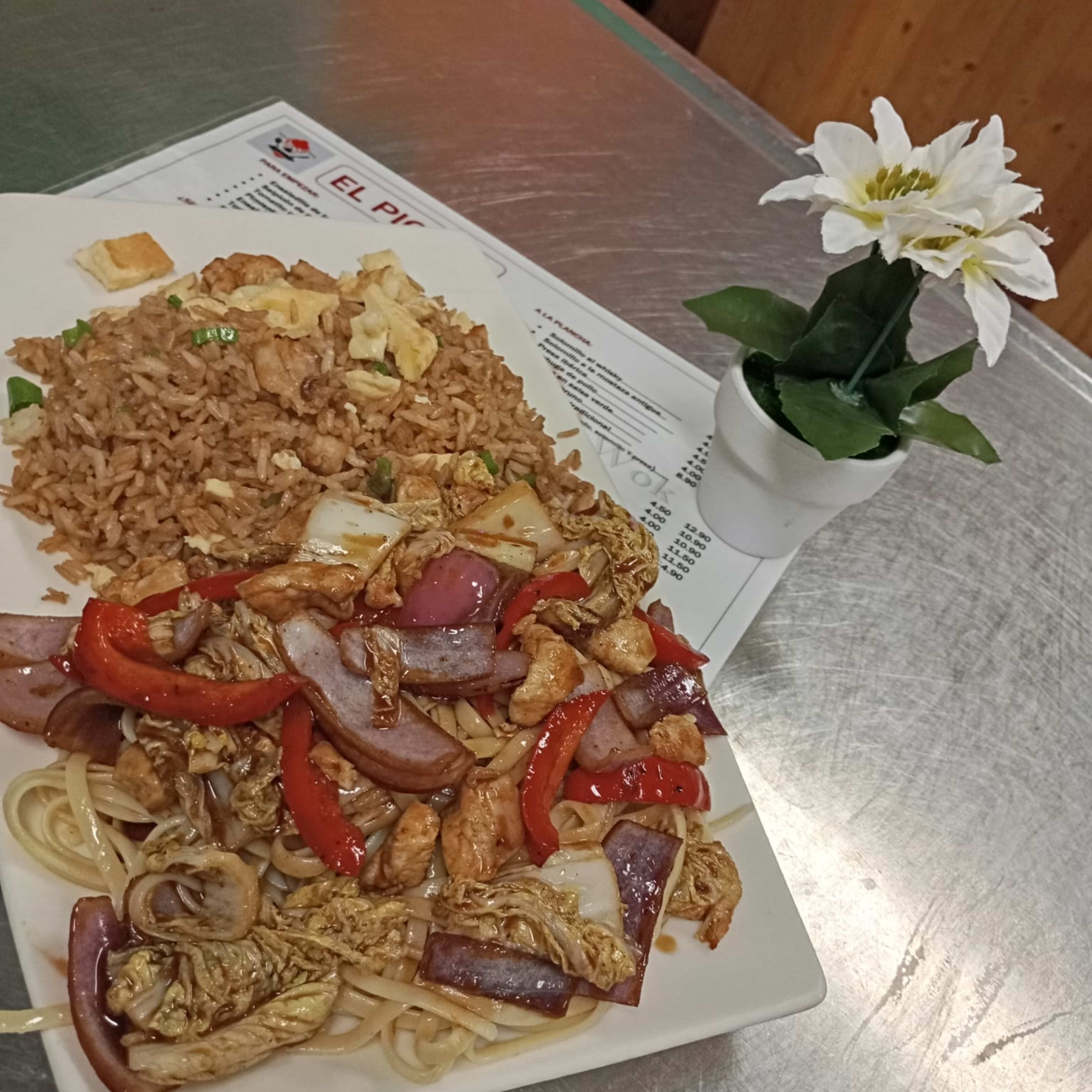 Wok fusión (Tallarín y arroz chaufa)