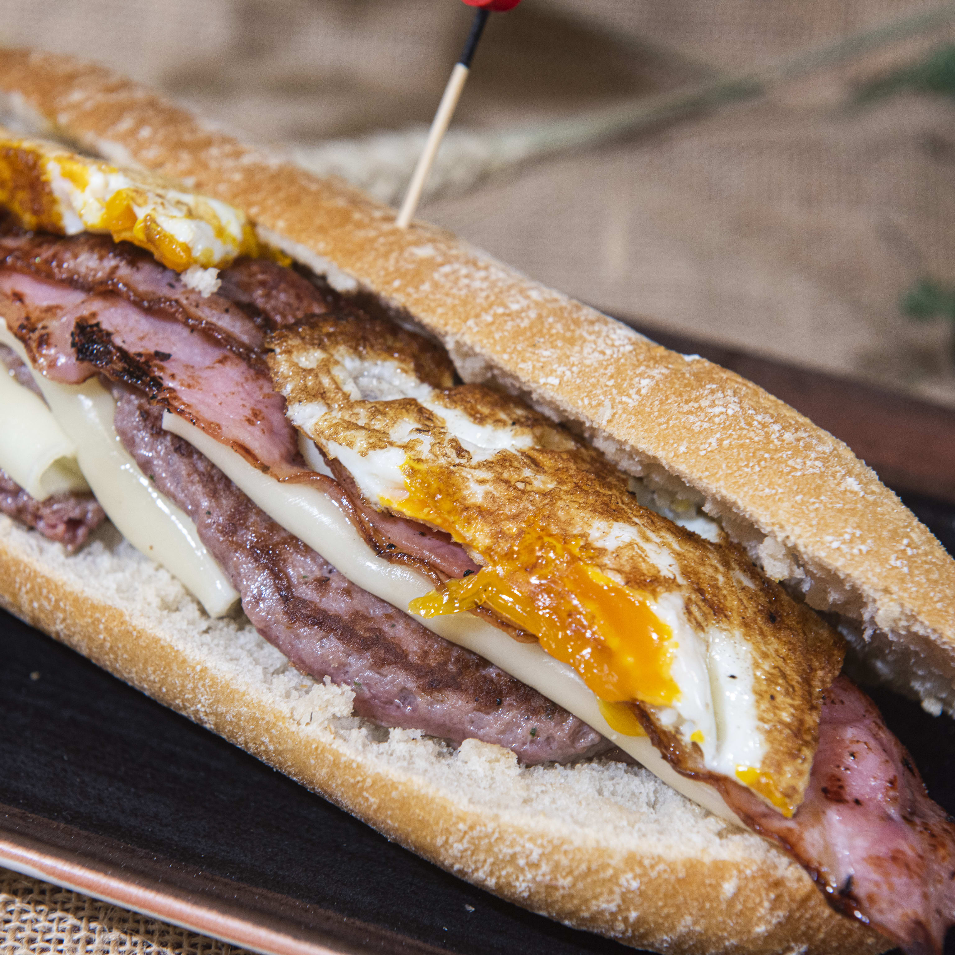 78. Baguette burger, queso, bacon y huevo