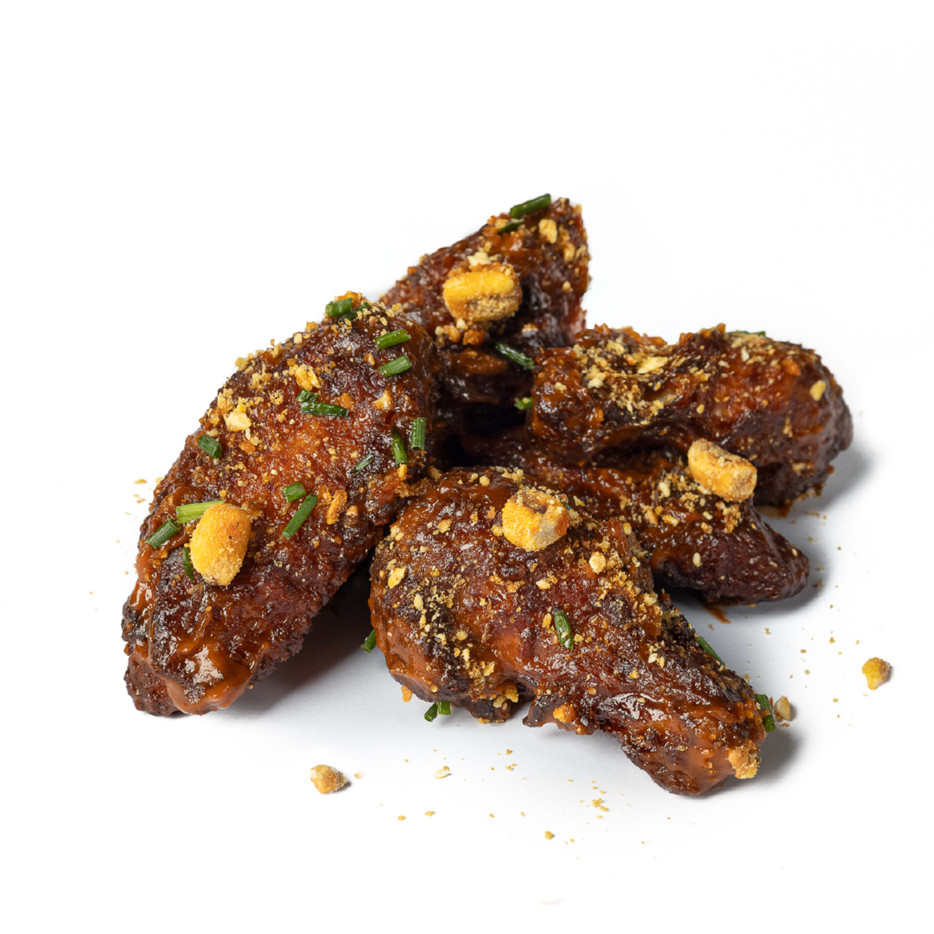 Jugosas alitas de pollo bbq
