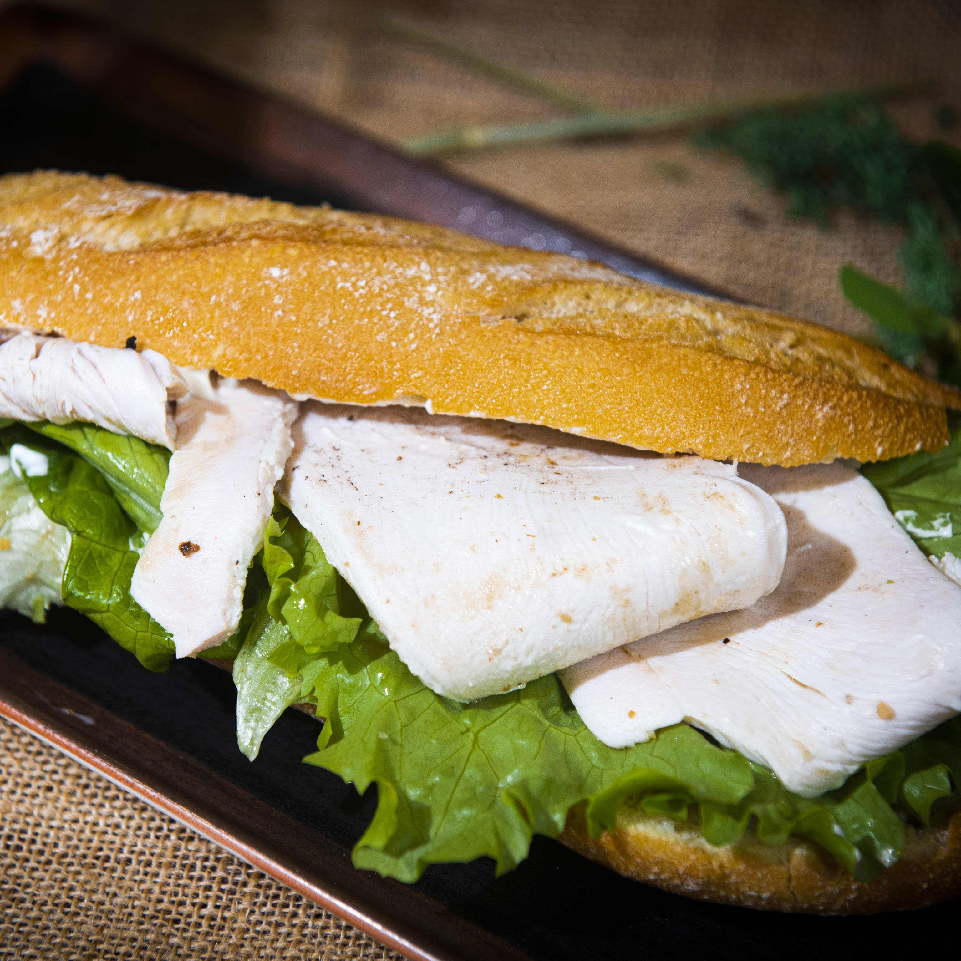 64. Baguette pollo, lechuga y mahonesa