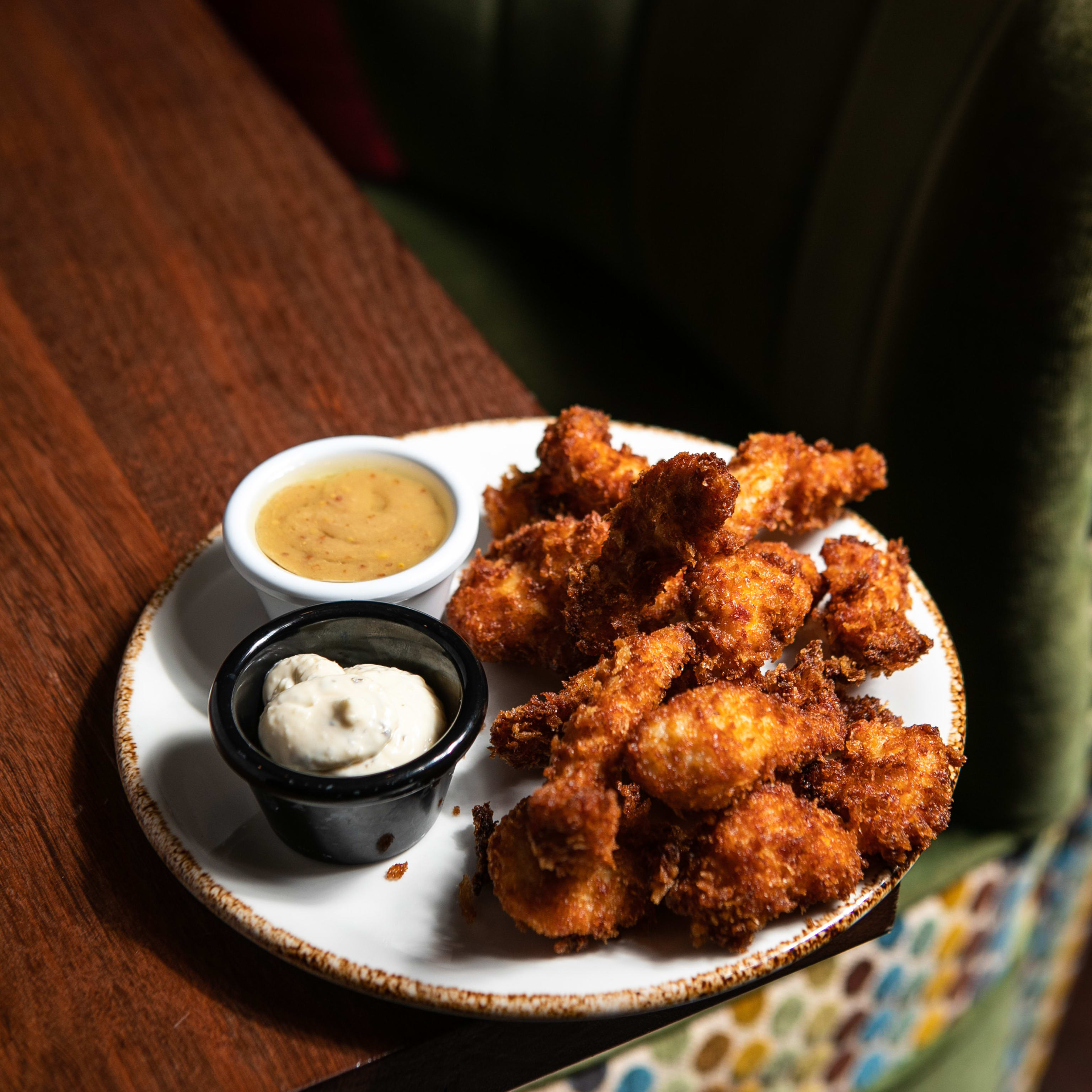 Soldadito de pollo con salsa de mostaza y miel