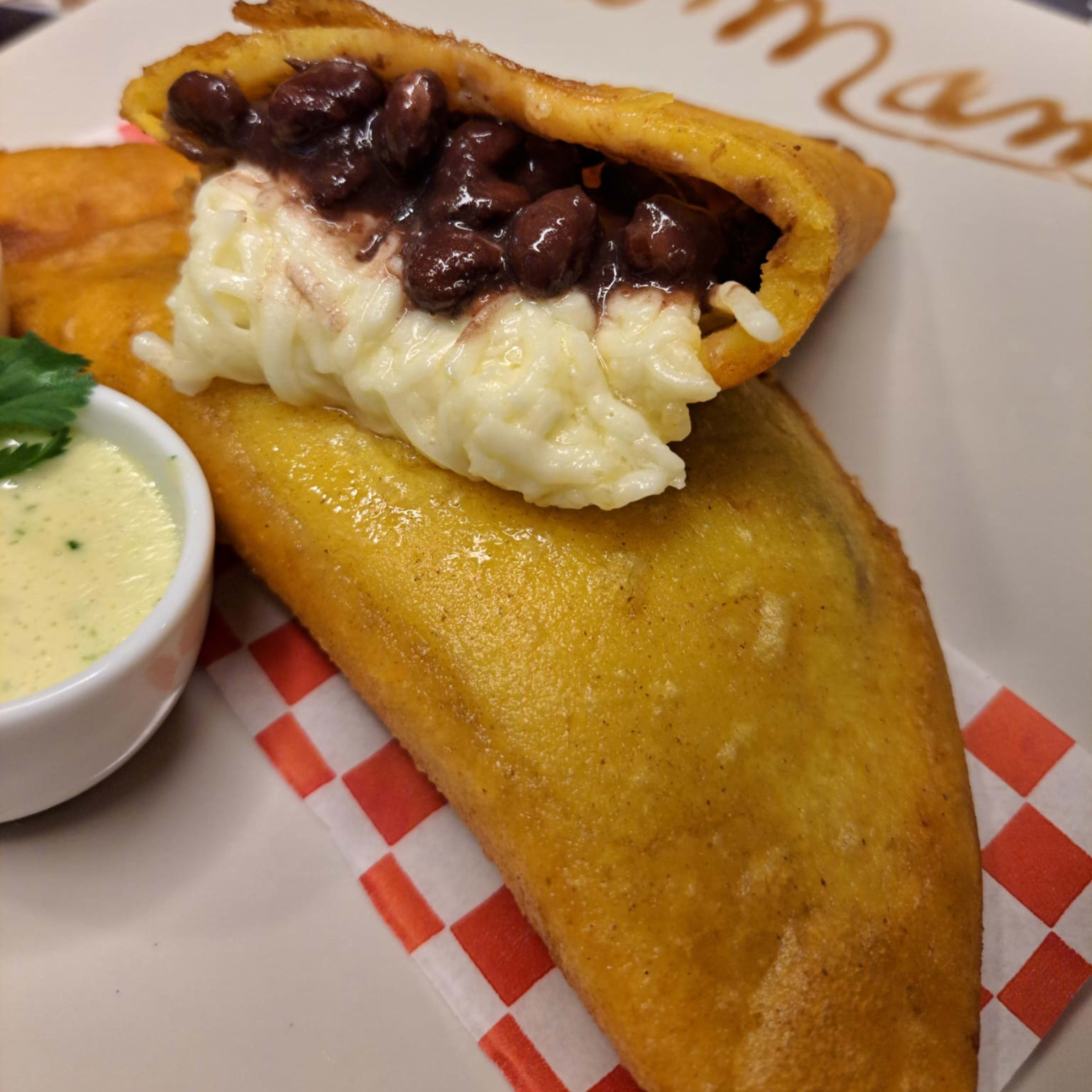 Empanada Caraota y Queso