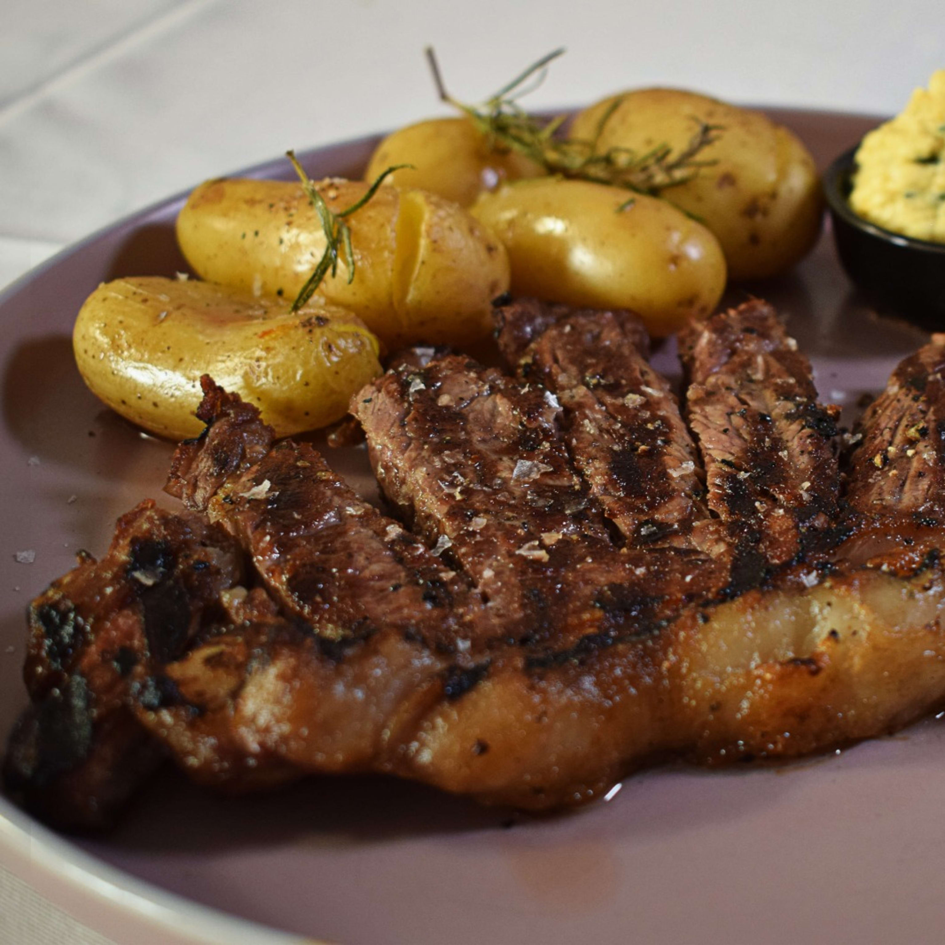Entrecot de ternera a la brasa (300g) con patatas primor y salsa holandesa