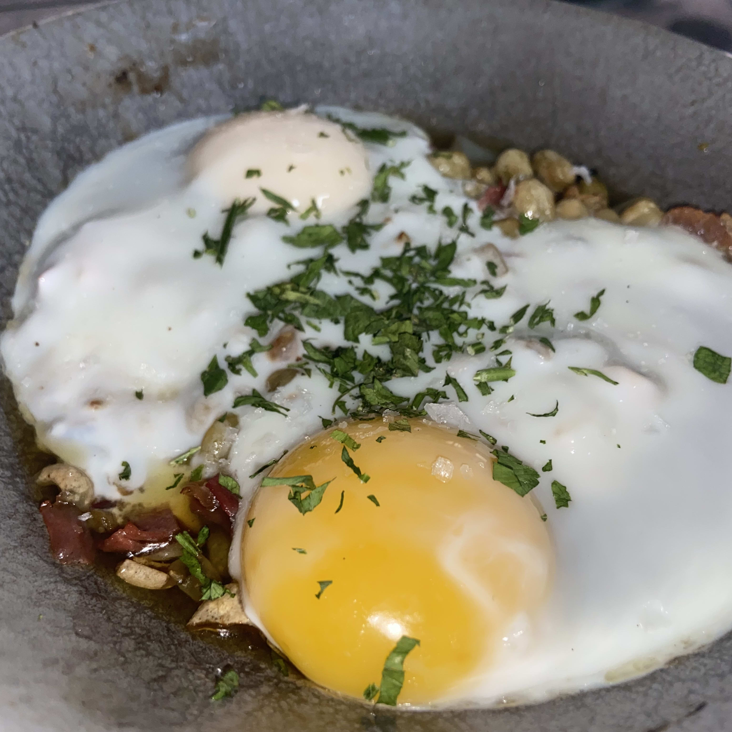 HABITAS CON JAMON IBERICO Y HUEVO FRITO