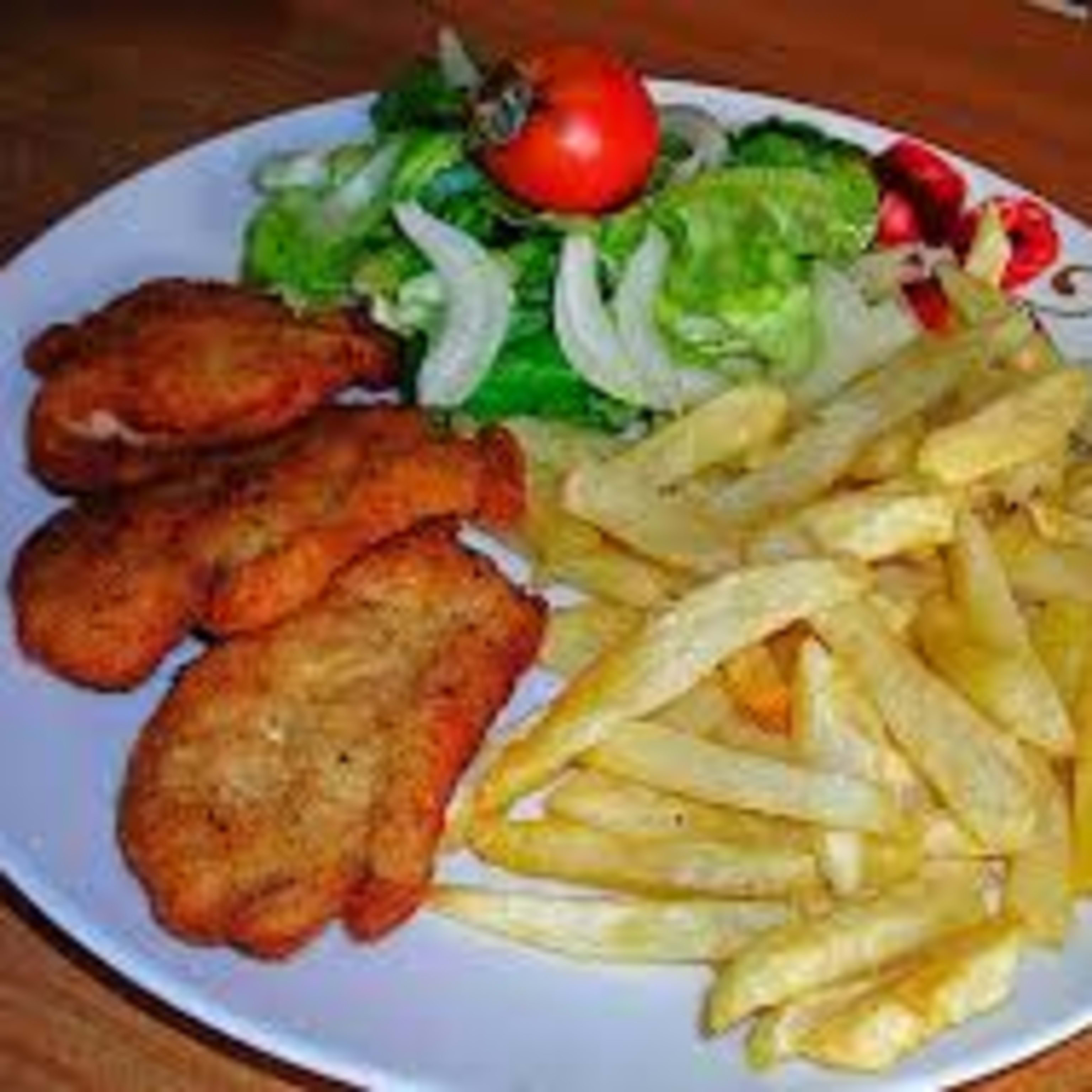 PECHUGA DE POLLO CON ENSALADA Y PATATAS