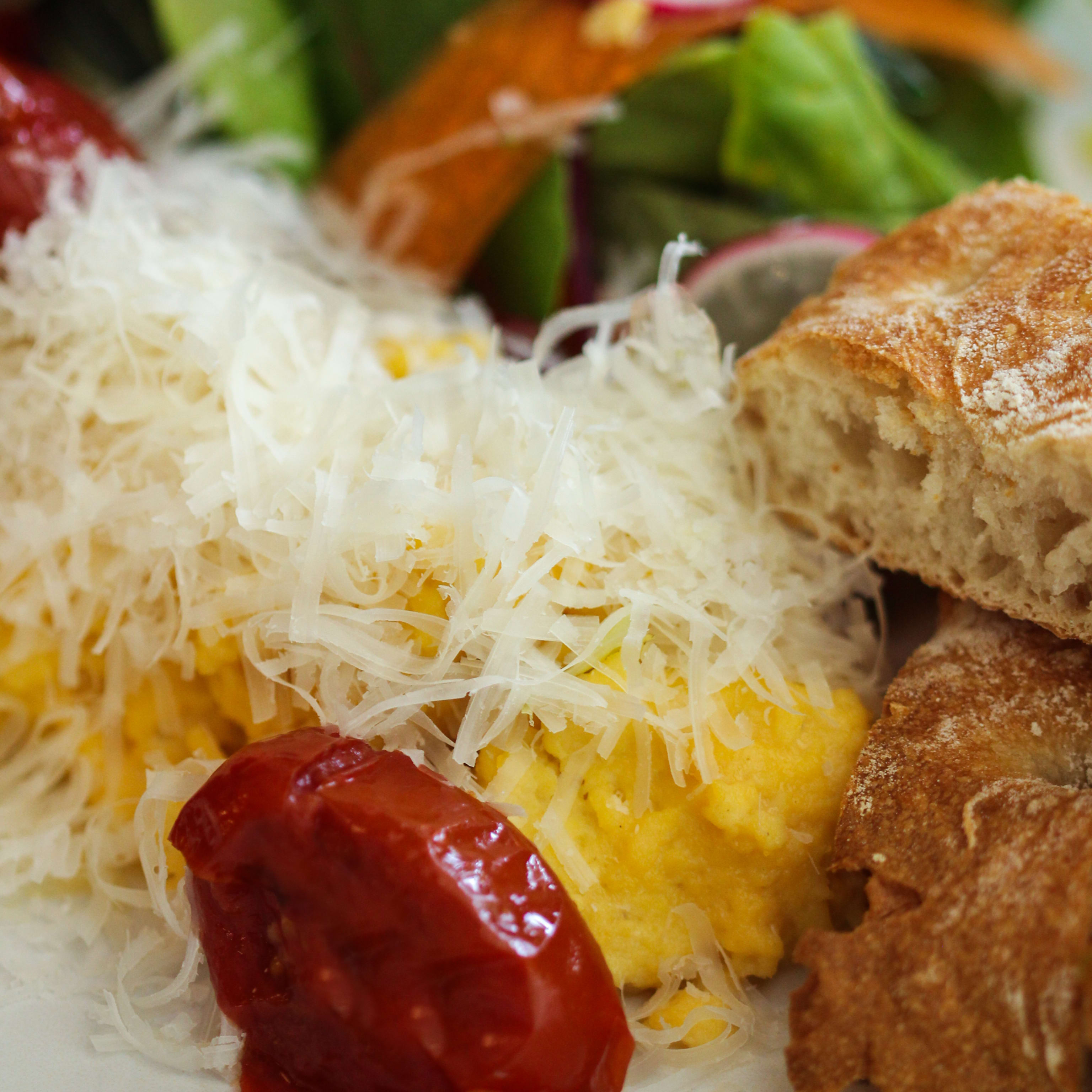 Revuelto con nube de parmesano