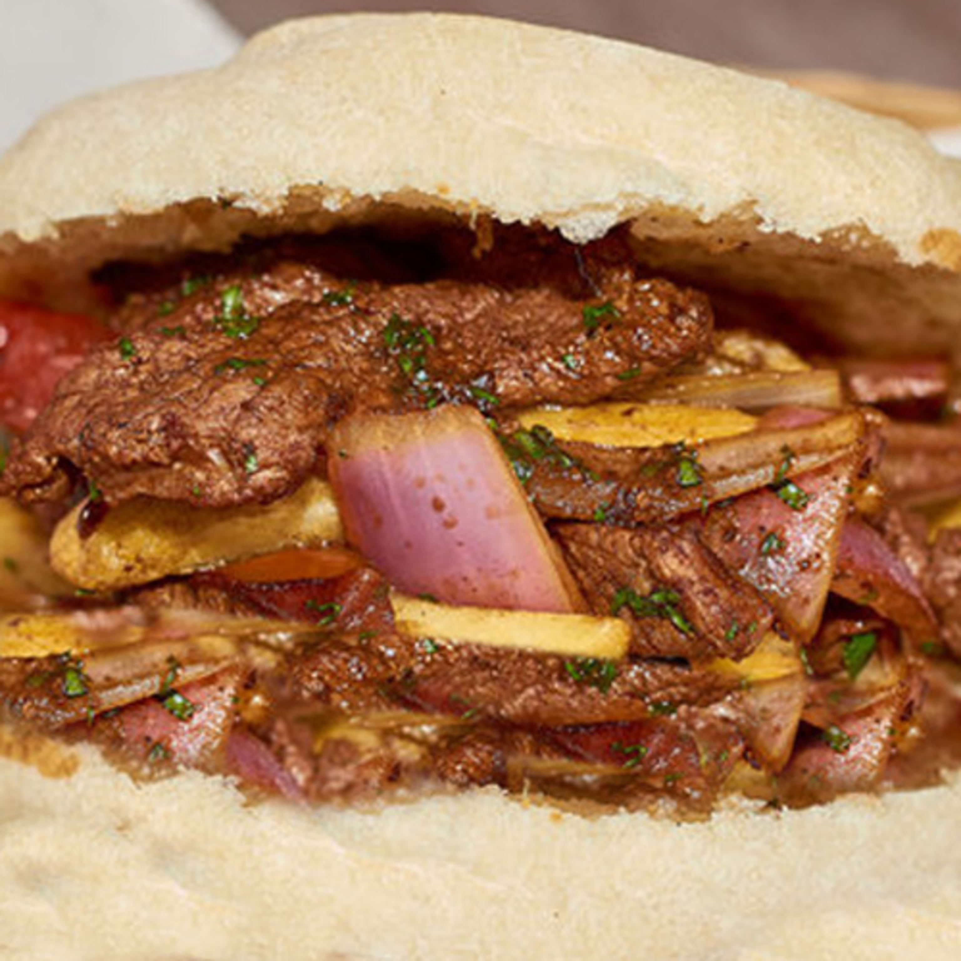Sándwich de Lomo saltado (Perú)