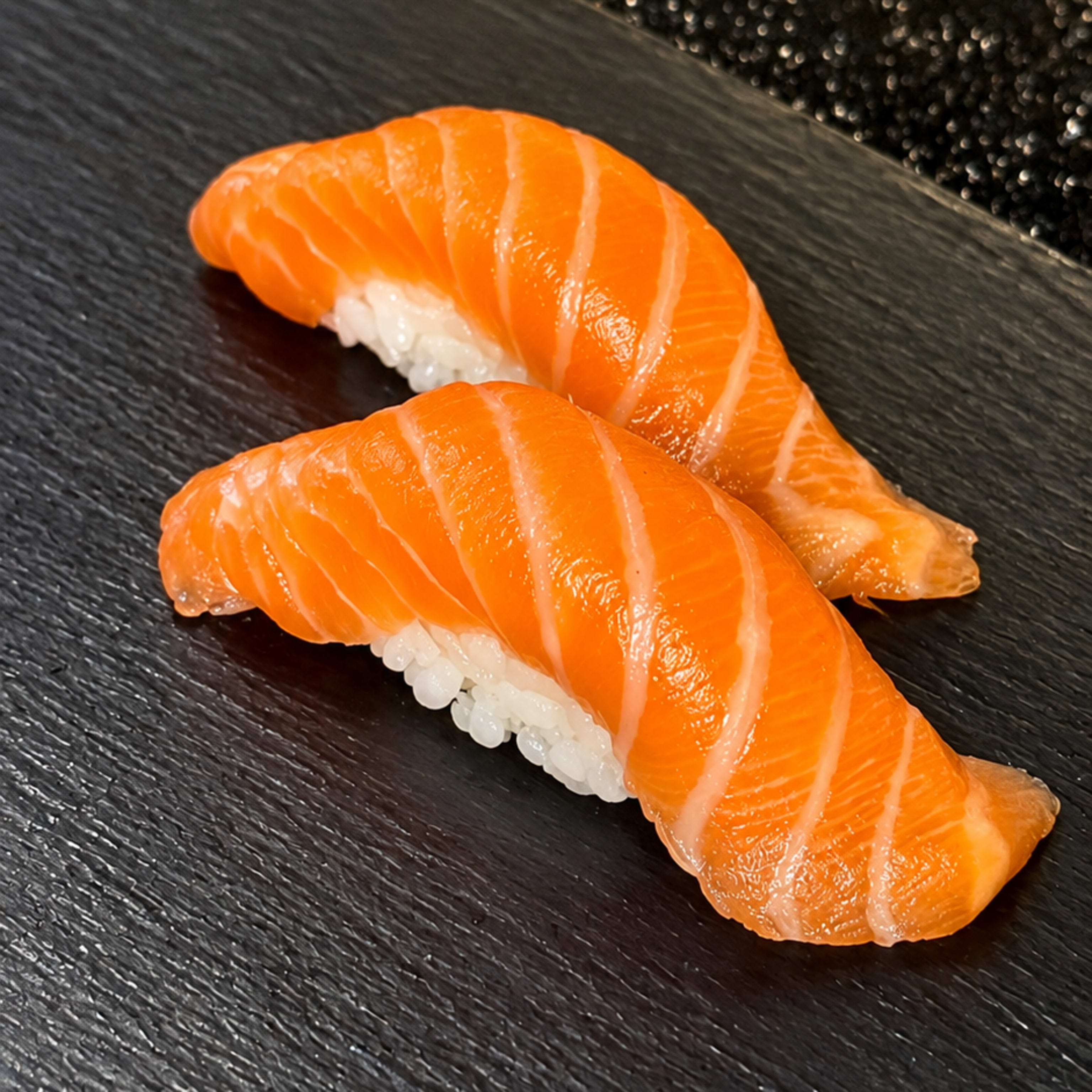 801-NIGIRI SALMON BRASEADO Y TOBIKO/ROSTED SALMON & TOBIKO (2 PCS)  D