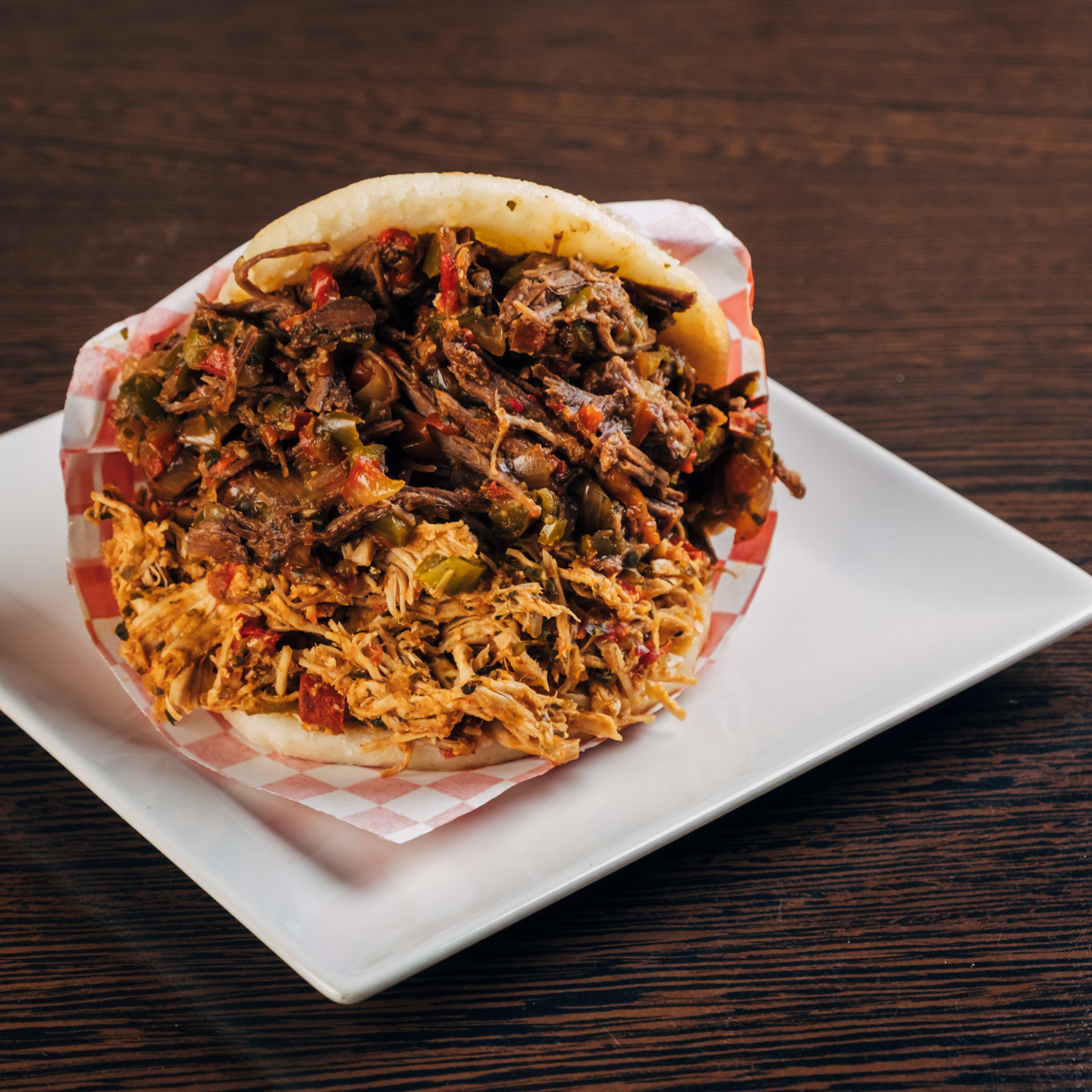 Arepa Mixta (Pollo y Carne Mechada)