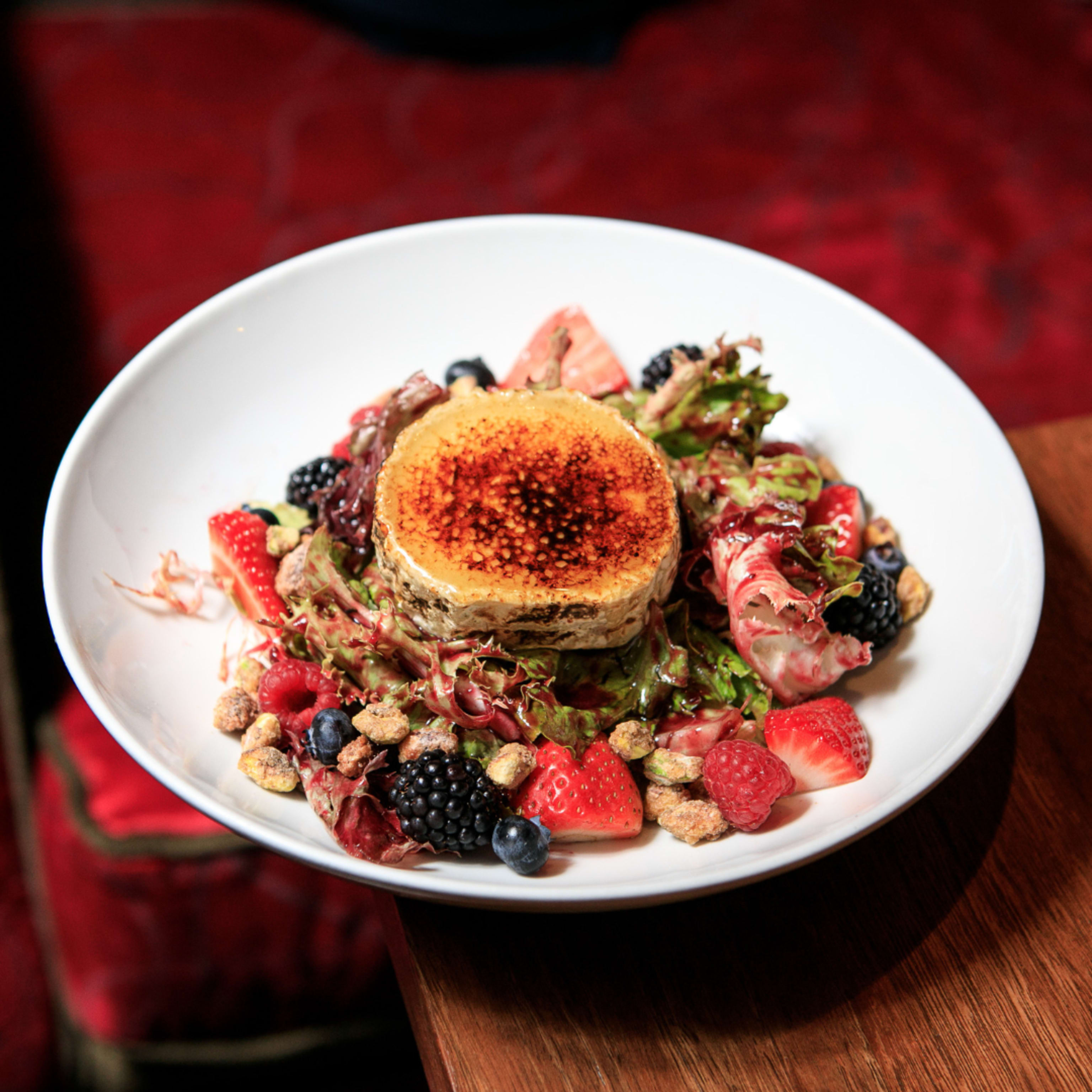 Ensalada de queso de cabra con frutos rojos