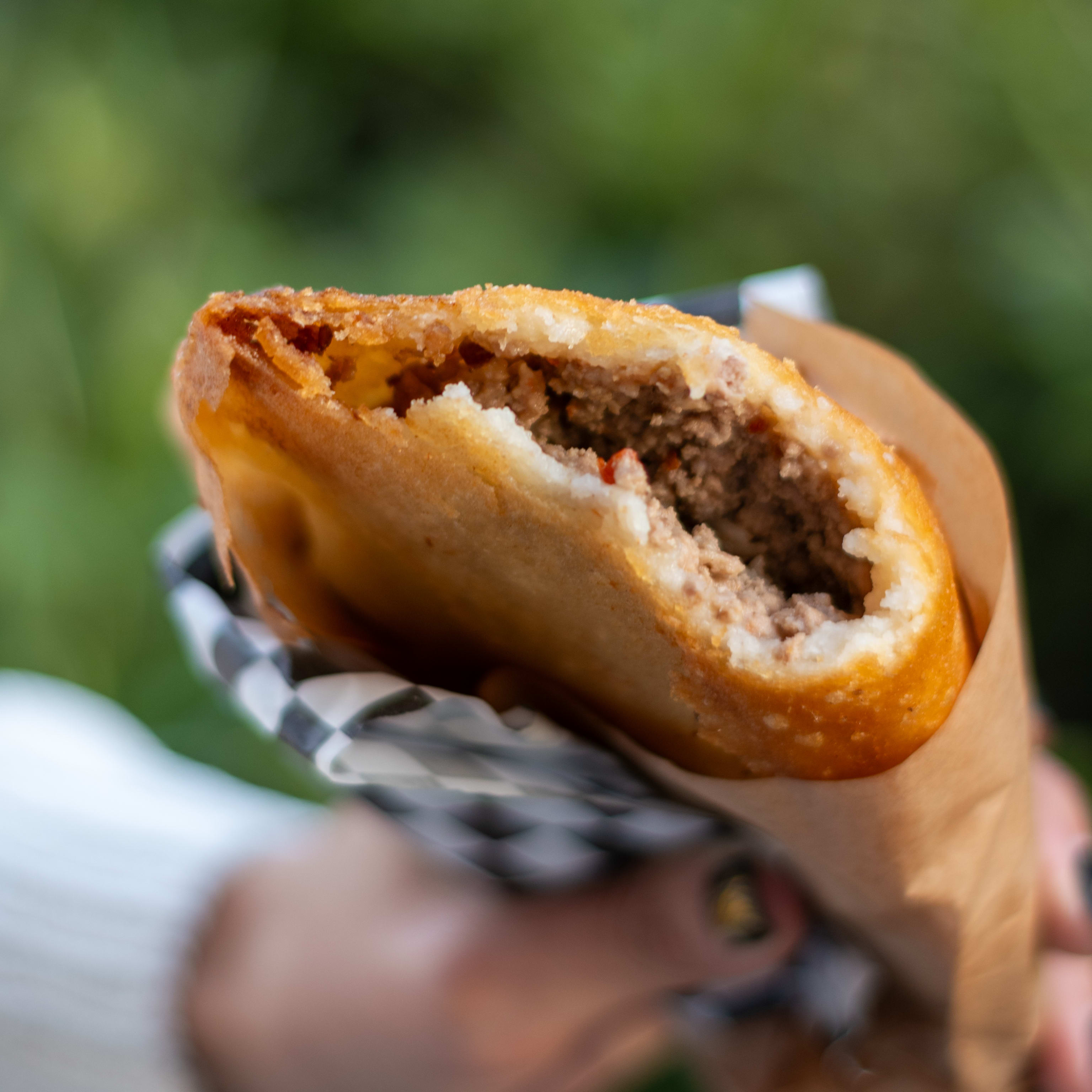 Empanada de molida y queso.