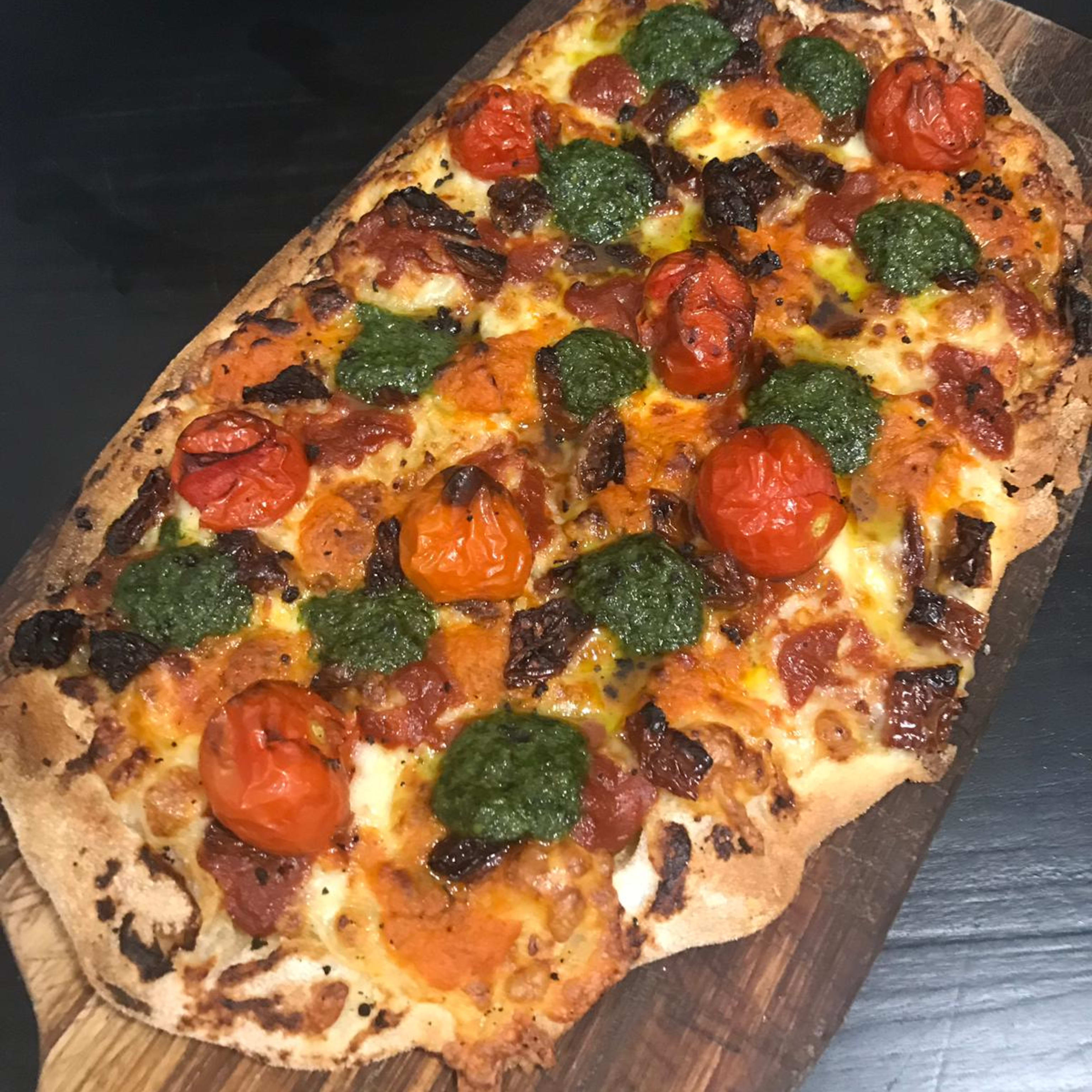 Pinsa Cuatro Quesos con Pesto. (1 ó 2 personas)