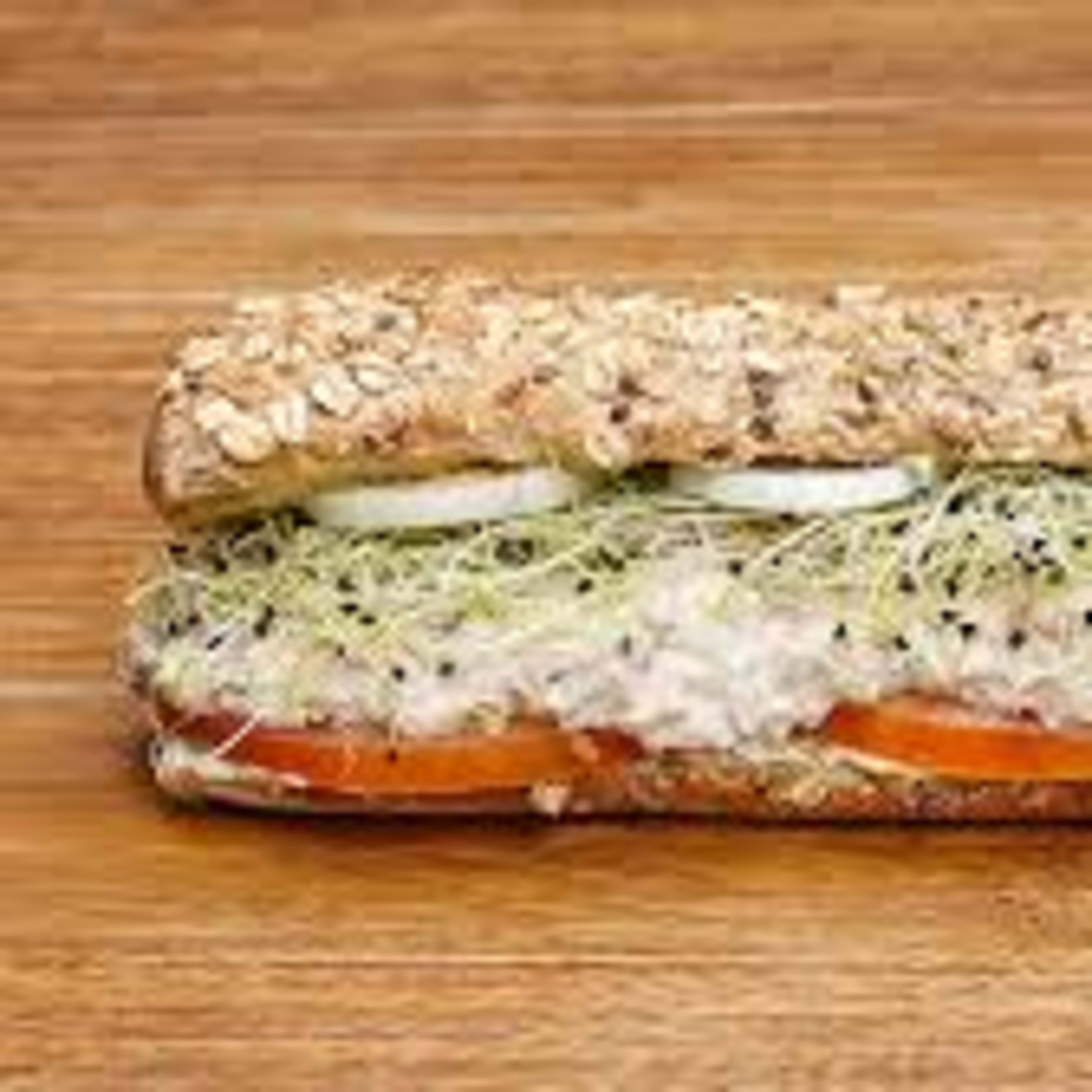 Bocadillo de atún y hummus de garbanzos y pipas