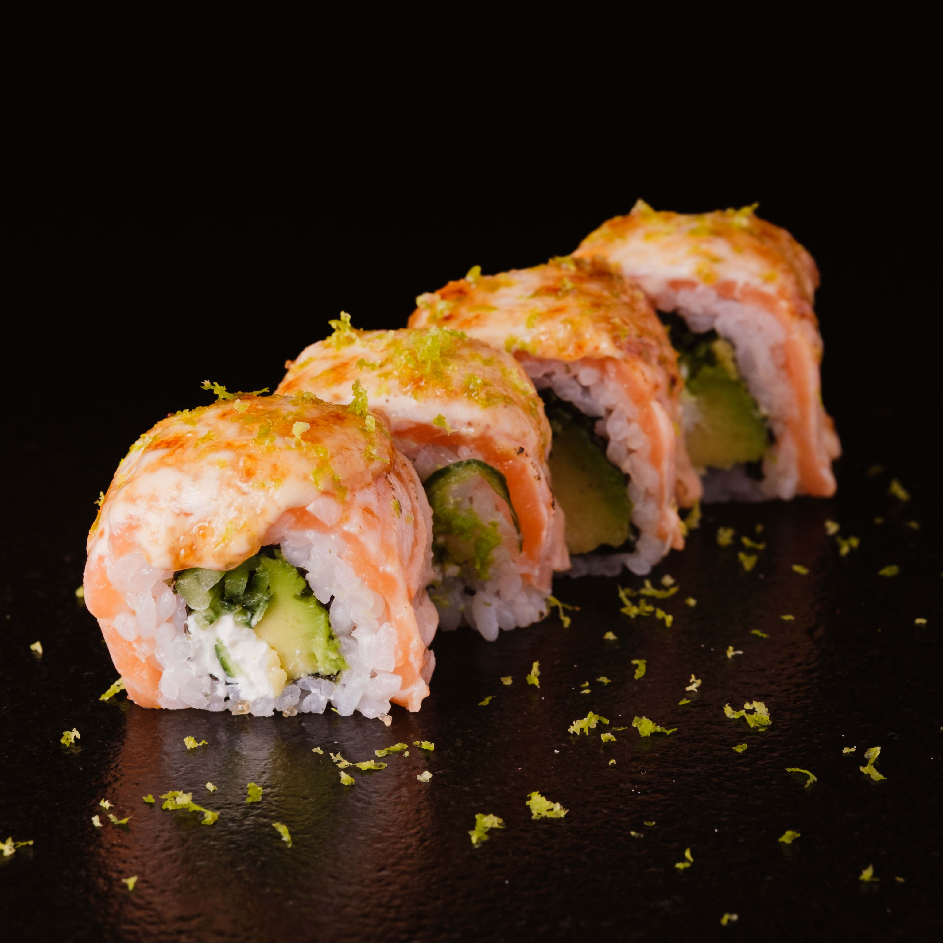 Uramaki de Salmón Caramelizado con lima - 4 piezas