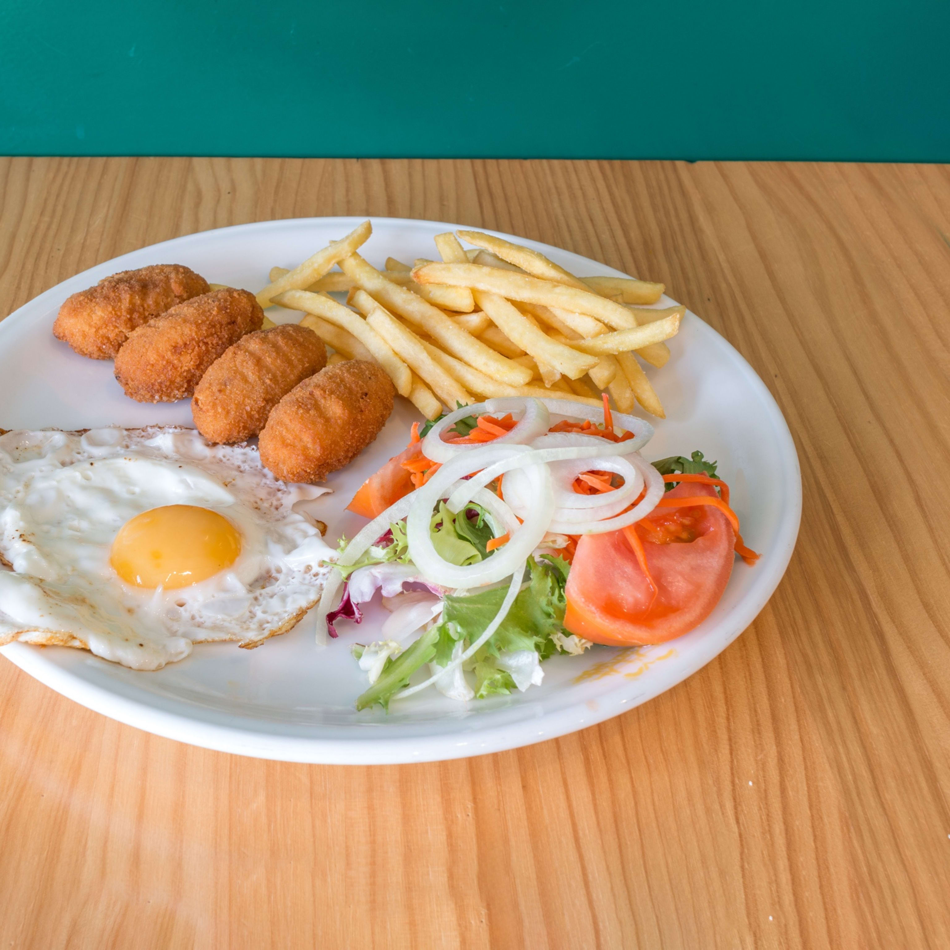 Croquetas + huevo frito + patatas + ensalada + bebida