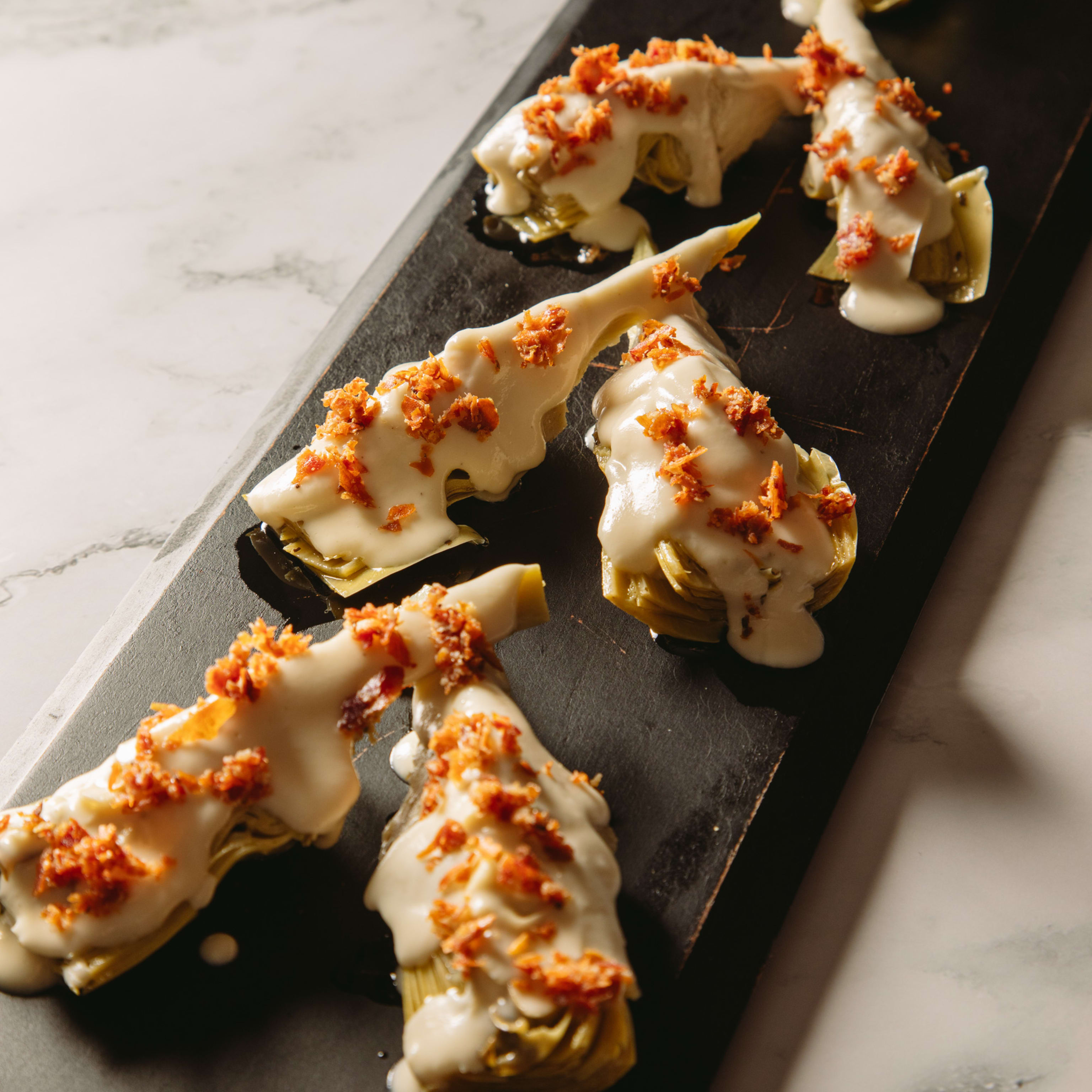 Alcachofas con queso y prosciuto.