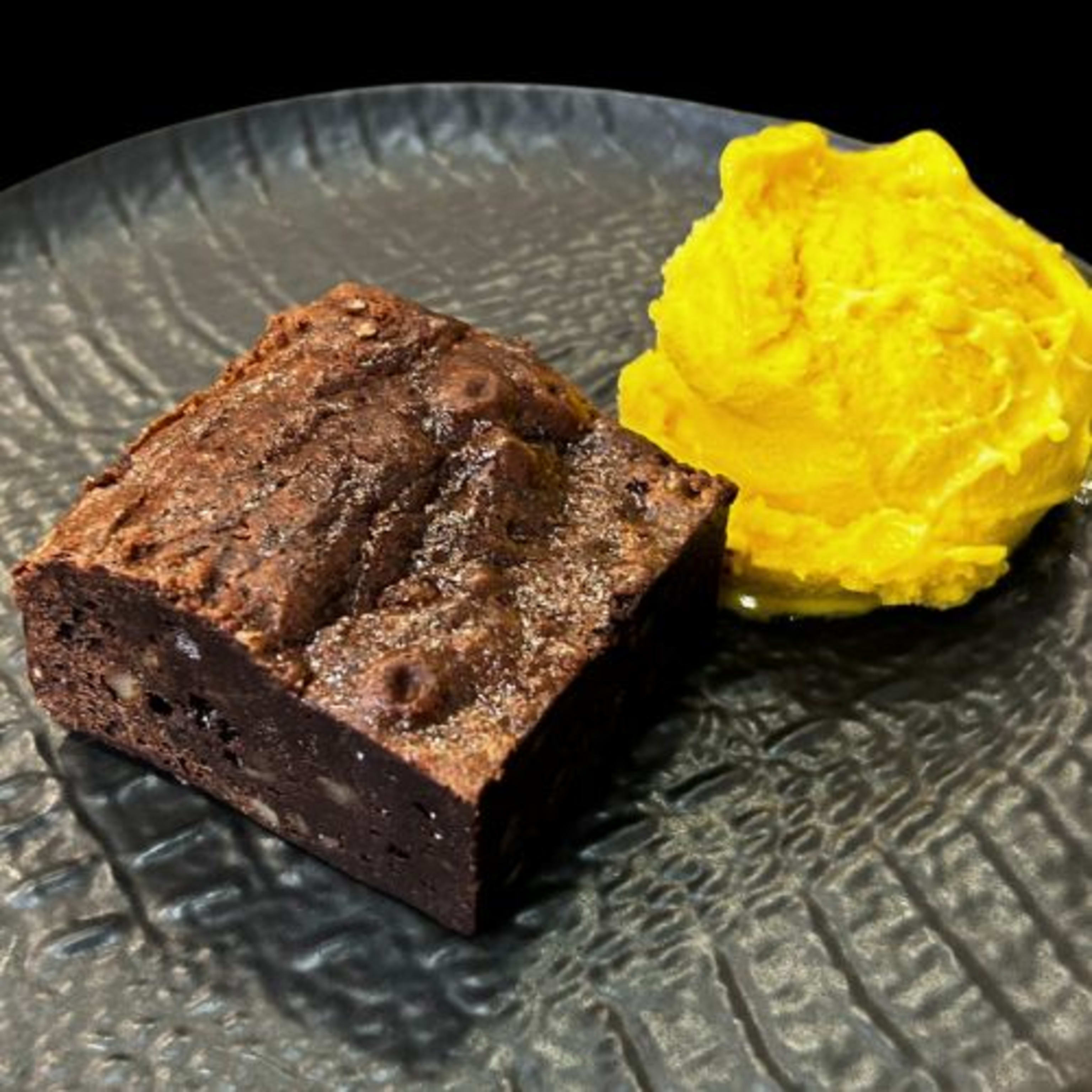 Brownie con sorbete de mango
