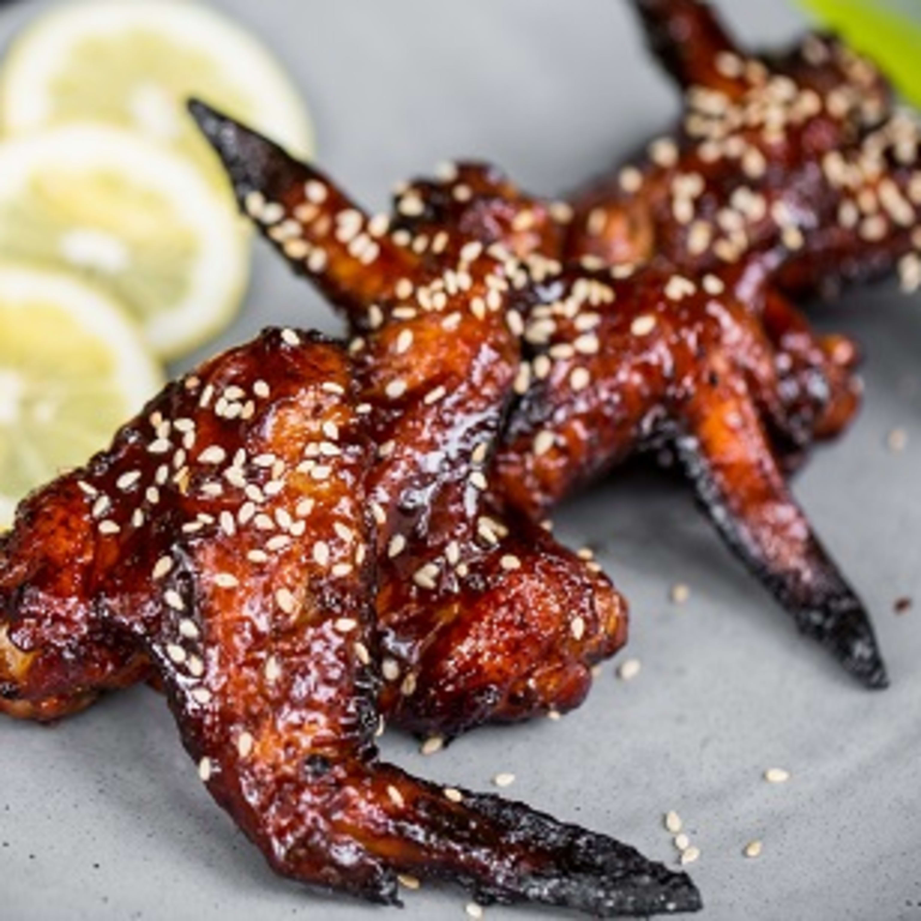 Alitas estilo oriental con sesámo y punto picante
