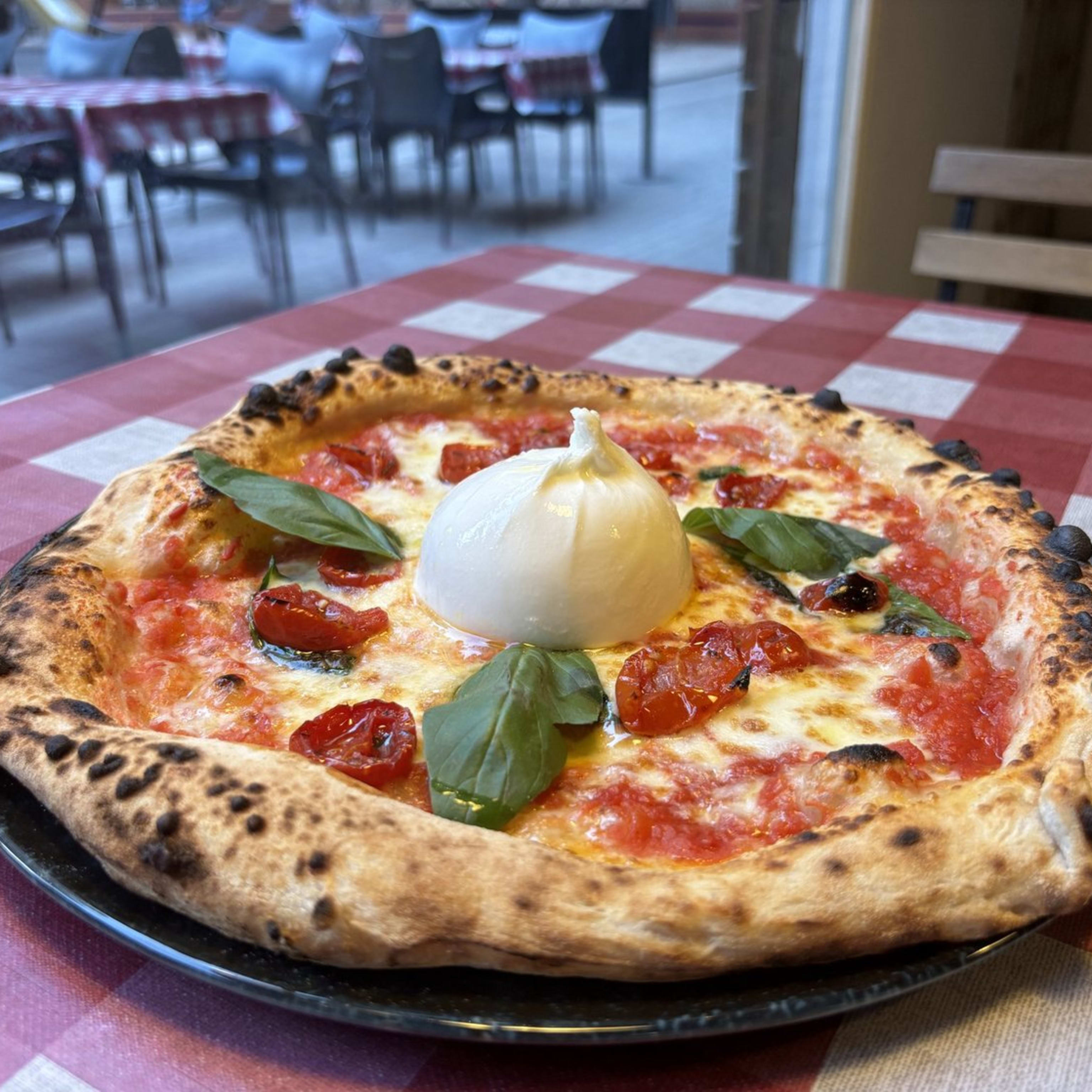 Pizza Caprese con Burrata