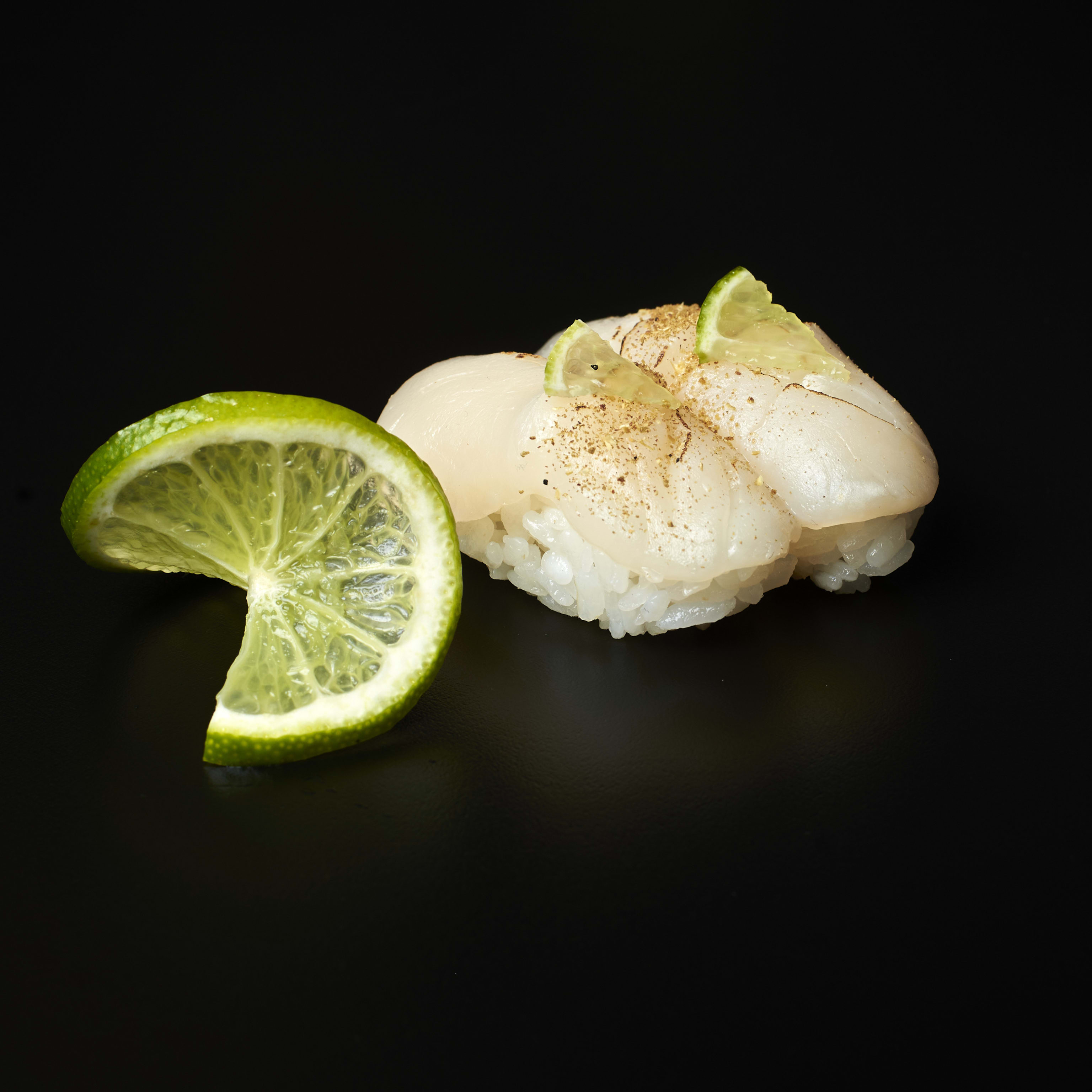 Nigiri de Vieira con Lima y Pimienta Japo