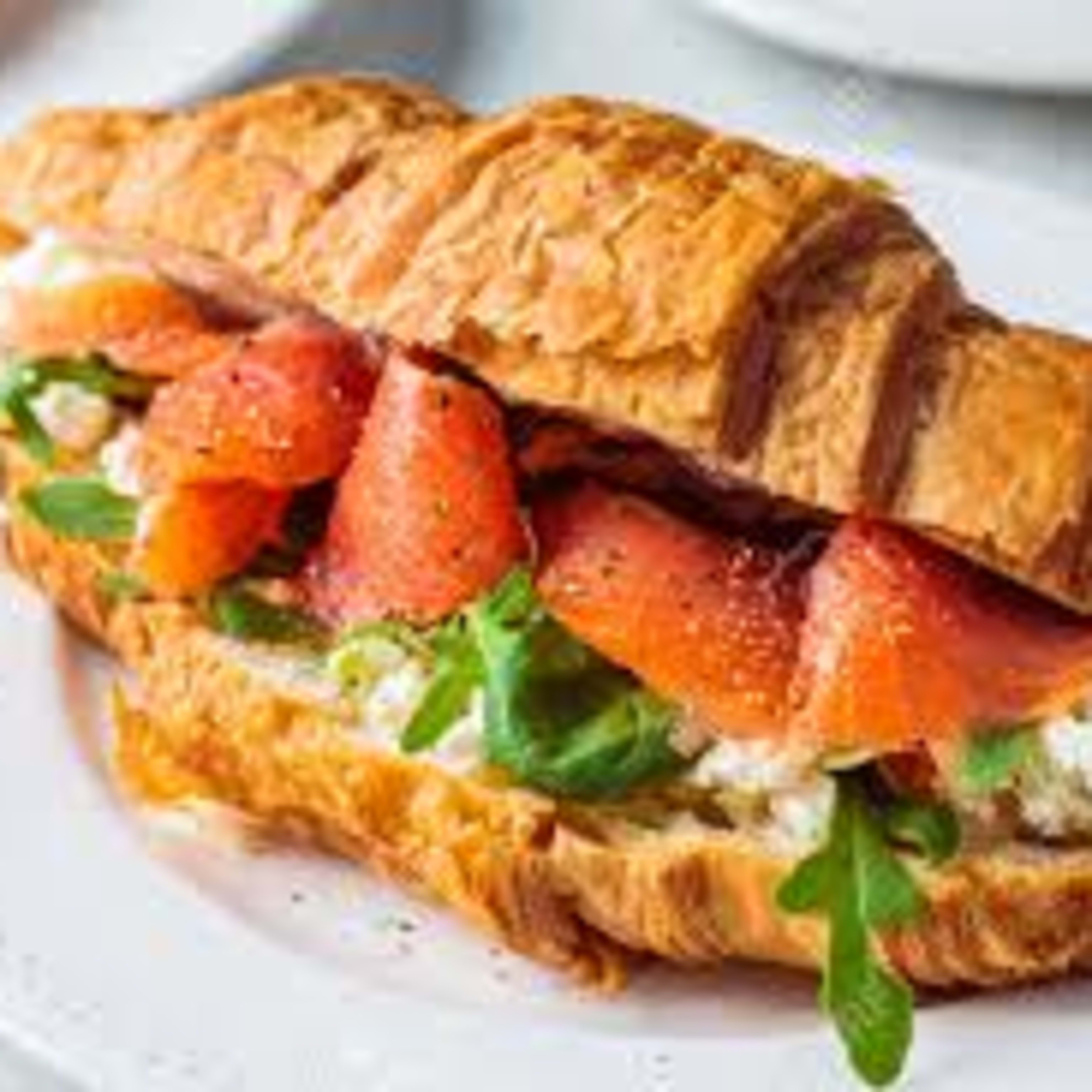 CROISANT PHILADELPHIA SALMON AND RUCULA