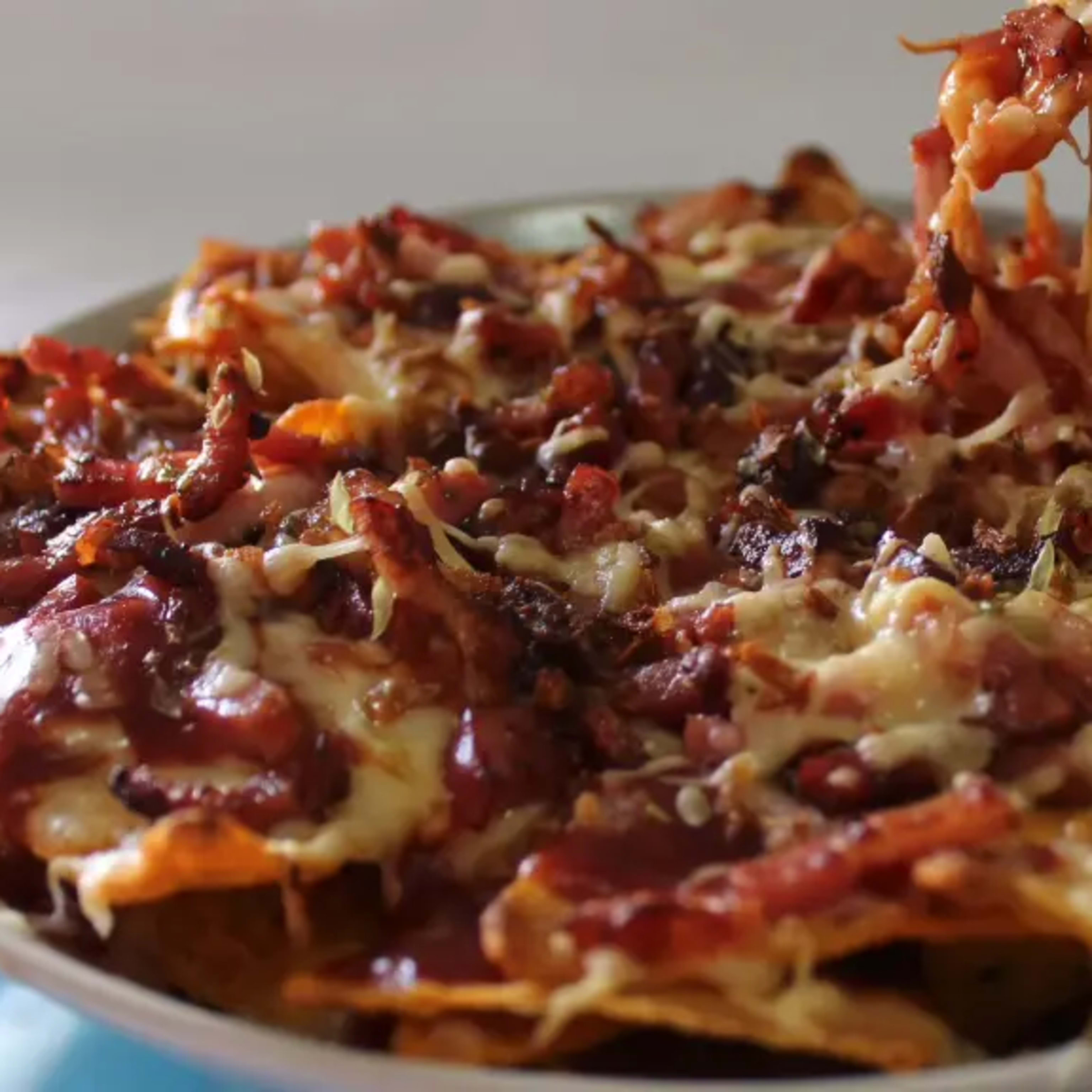 Nachos con queso y beicon gratinados