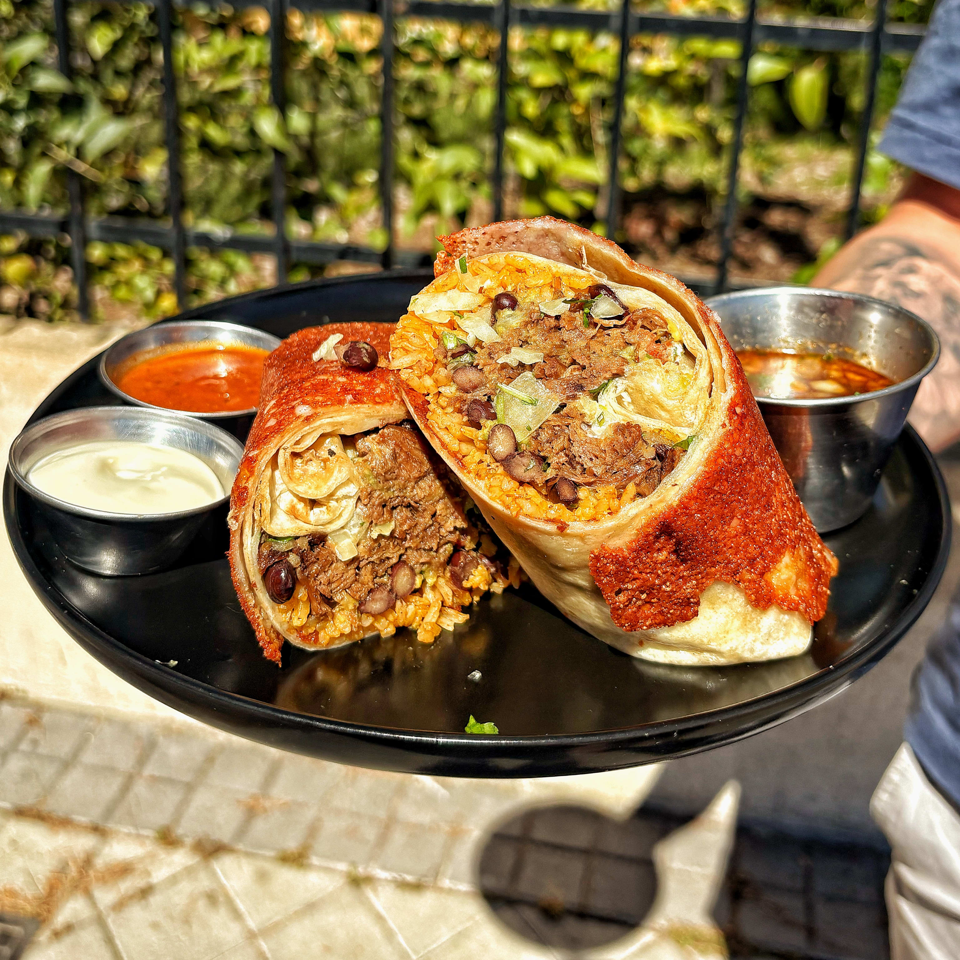 Burrito de Birria con Costra de Queso