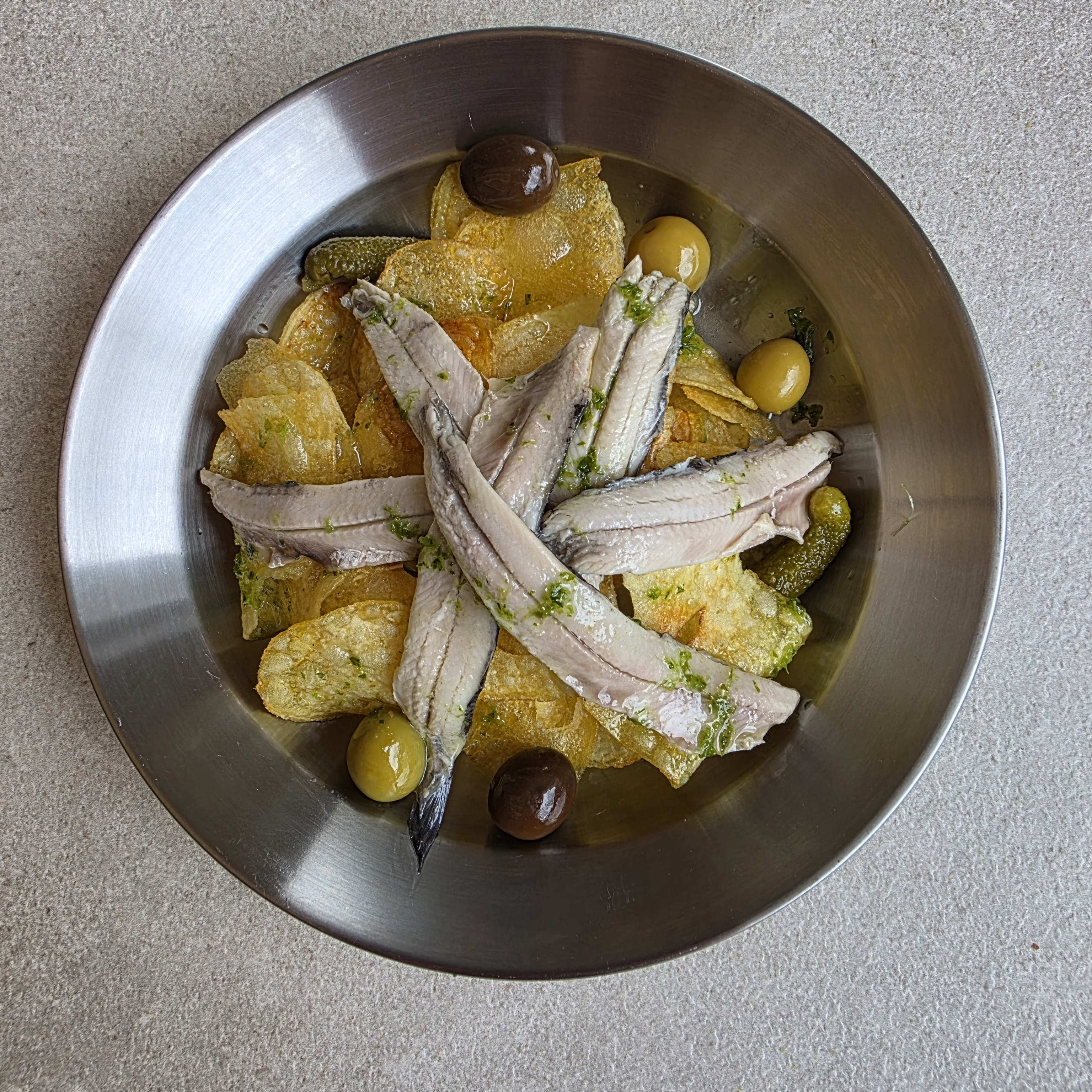 Boquerones en vinagre con papas y aceitunas